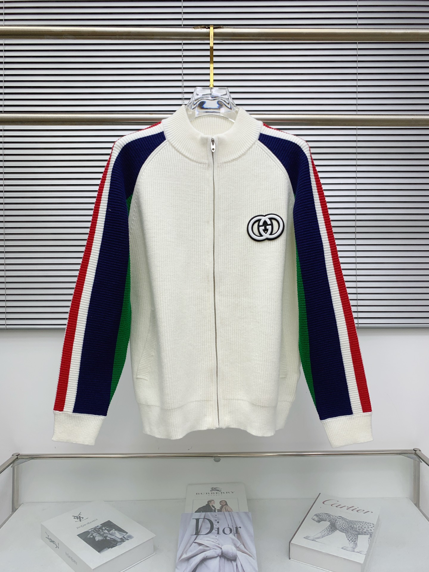 NO:551005,Gucci 25ss autumn and winter [new product] the latest and most top cardigan wool knitted sweater jacket!  Cardigan sweater, exquisite color combination with new trendy pullovers, the top quality counter is on sale, top production crafts imported fabrics, unique design of the counter, using imported high-end custom imported silk thread feels first-class!  Official website for sale. Number of codes: M-3XL, gucci, jackets & coats, sweaters, alexander wang19860909古驰25ss秋冬【新品】最新最顶级开衫羊毛针织衫外套 ！开衫毛衣,精致配色融合新款潮套头衫,最顶级的品质专柜在售,顶级制作工艺进口面料,专柜款独特设计,采用进口高端订制进口丝线手感一流！官网在售. 码数:M-3XL,,gucci,jackets & coats,sweaters,alexander wang,Men's clothing