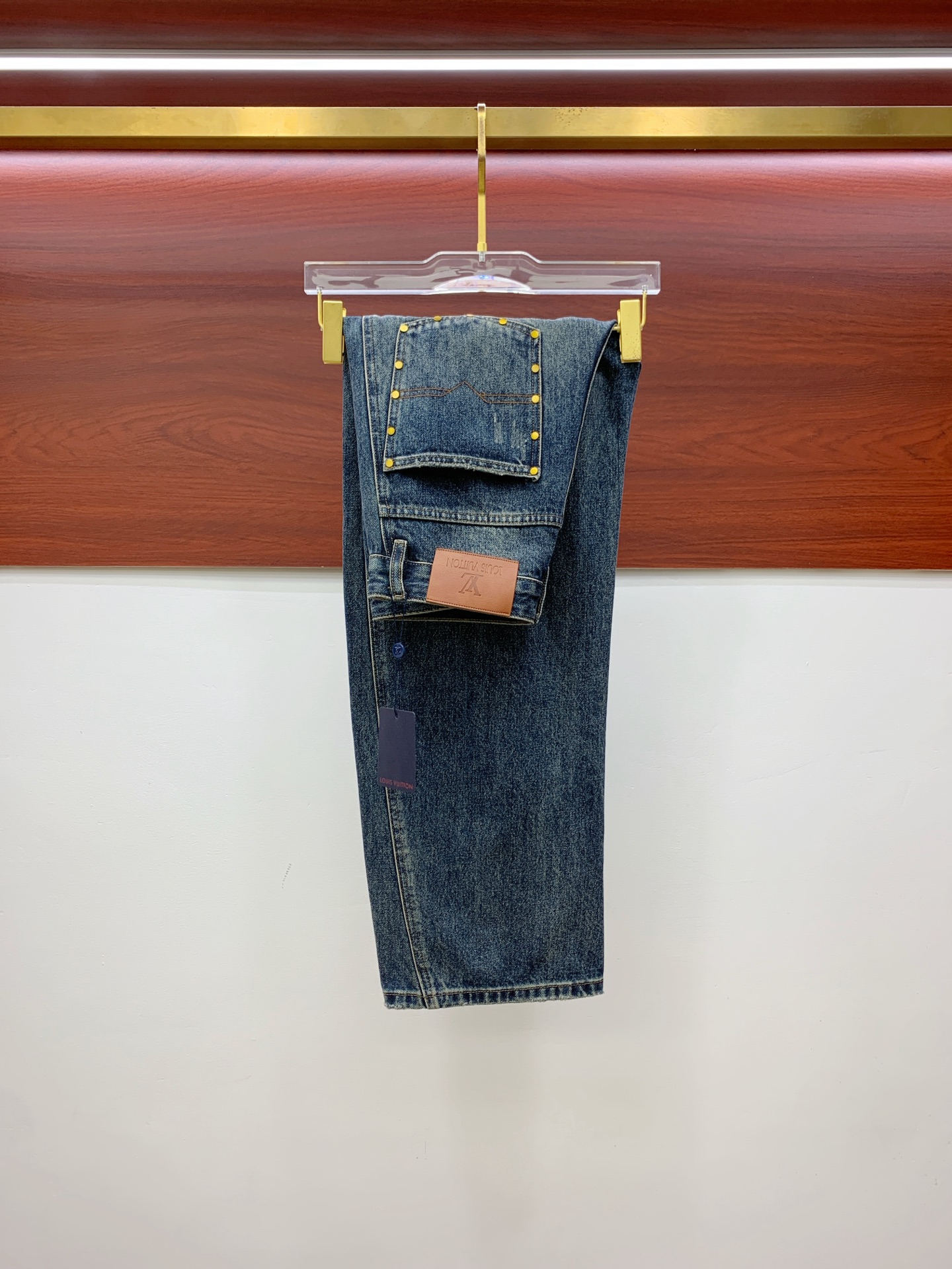 NO:540476,LV [New Product] is available for high-end exclusive sale. The 25SS four-season super-burning and explosive series of the most jeans. Exclusively launched. Original custom high-end quality fabric. Customized hardware style slim-fitting tailoring. The fabric has elasticity. The micro-elastic upper body is super comfortable. A must-have item!  Counter size 29-38 (no 35 no 37), louis vuitton, jeans, alexander wang19860909LV【新品】高端独家发售 25SS四季款超燃炸街系列之最牛仔裤 独家隆重推出 原版定制高端品质面料 定制五金版型修身剪裁 面料带弹力 微弹上身舒适度超高 必爆单品！专柜尺码29-38（无35无37）,,louis vuitton,jeans,alexander wang,Men's clothing