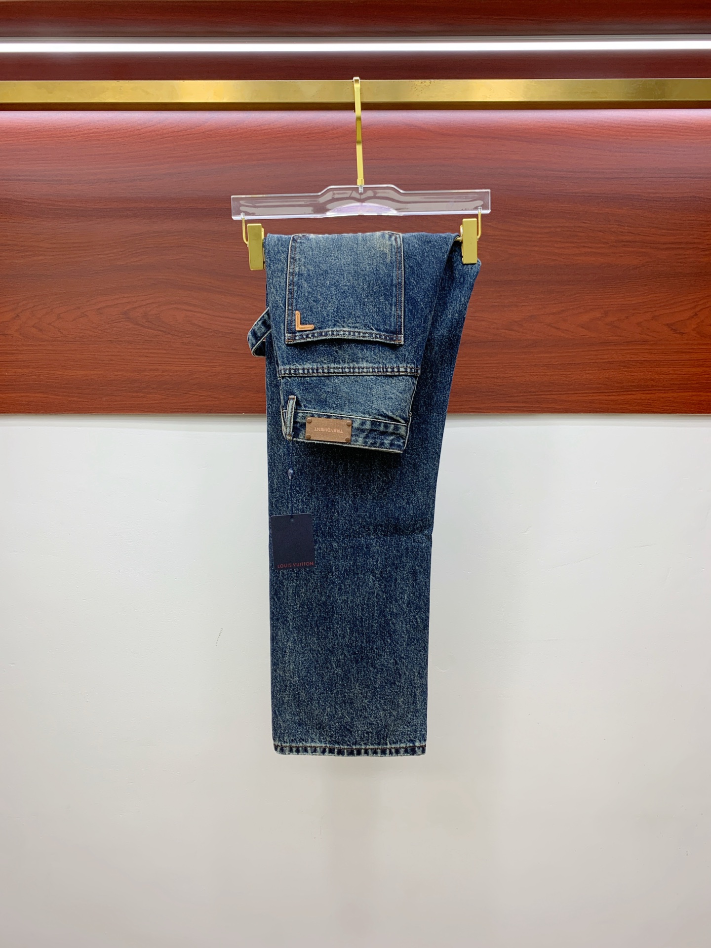 NO:540480,LV [New Product] is available for high-end exclusive sale. The 25SS four-season super-burning and explosive series of the most jeans. Exclusively launched. Original custom high-end quality fabric. Customized hardware style slim-fitting tailoring. The fabric has elasticity. The micro-elastic upper body is super comfortable. A must-have item!  Counter size 29-38 (no 35 no 37), louis vuitton, jeans, alexander wang19860909LV【新品】高端独家发售 25SS四季款超燃炸街系列之最牛仔裤 独家隆重推出 原版定制高端品质面料 定制五金版型修身剪裁 面料带弹力 微弹上身舒适度超高 必爆单品！专柜尺码29-38（无35无37）,,louis vuitton,jeans,alexander wang,Men's clothing