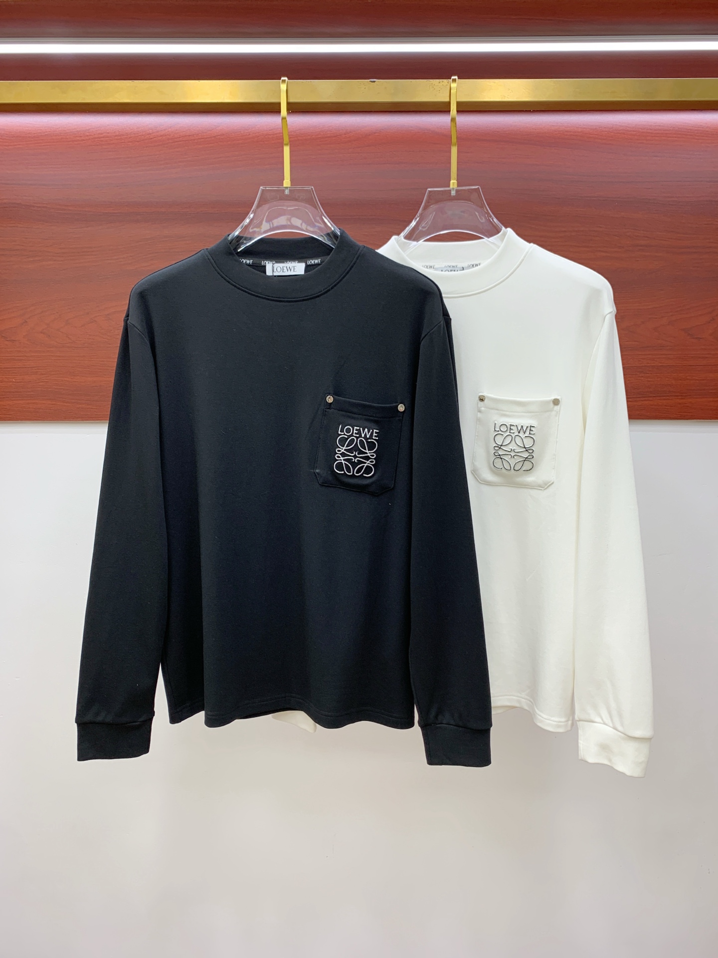 NO:540475,Luo Yiwei 25ss autumn [new product] new trade order round neck long sleeve base shirt!  Long-sleeved T-shirt internet celebrity style!  The upper body is comfortable and breathable, not stiff, and has a rich three-dimensional sense overall. Its quality export orders meet the simple needs of commuters for dressing. The upper body is very effective, it looks slim and does not picky about the figure. The fabric workmanship... Improper, good craftsmanship can make you look good and tasteful, a must-have item for people with codes S-2XL,,loewe,tees,t-shirt,alexander wang19860909罗意威25ss秋季【新品】新款贸易订单圆领长袖打底衫！长袖T恤网红款！上身舒适透气,不僵硬,整体有着丰富的立体感,品质出口订单,满足通勤人们对于着装的简约需求,上身效果很好,显瘦,不挑剔身材.面料做工....无可挑剔,好工艺好面料才能穿出好品味一款,人手必备单品 码数S-2XL,,loewe,tees，t-shirt,alexander wang,Men's clothing