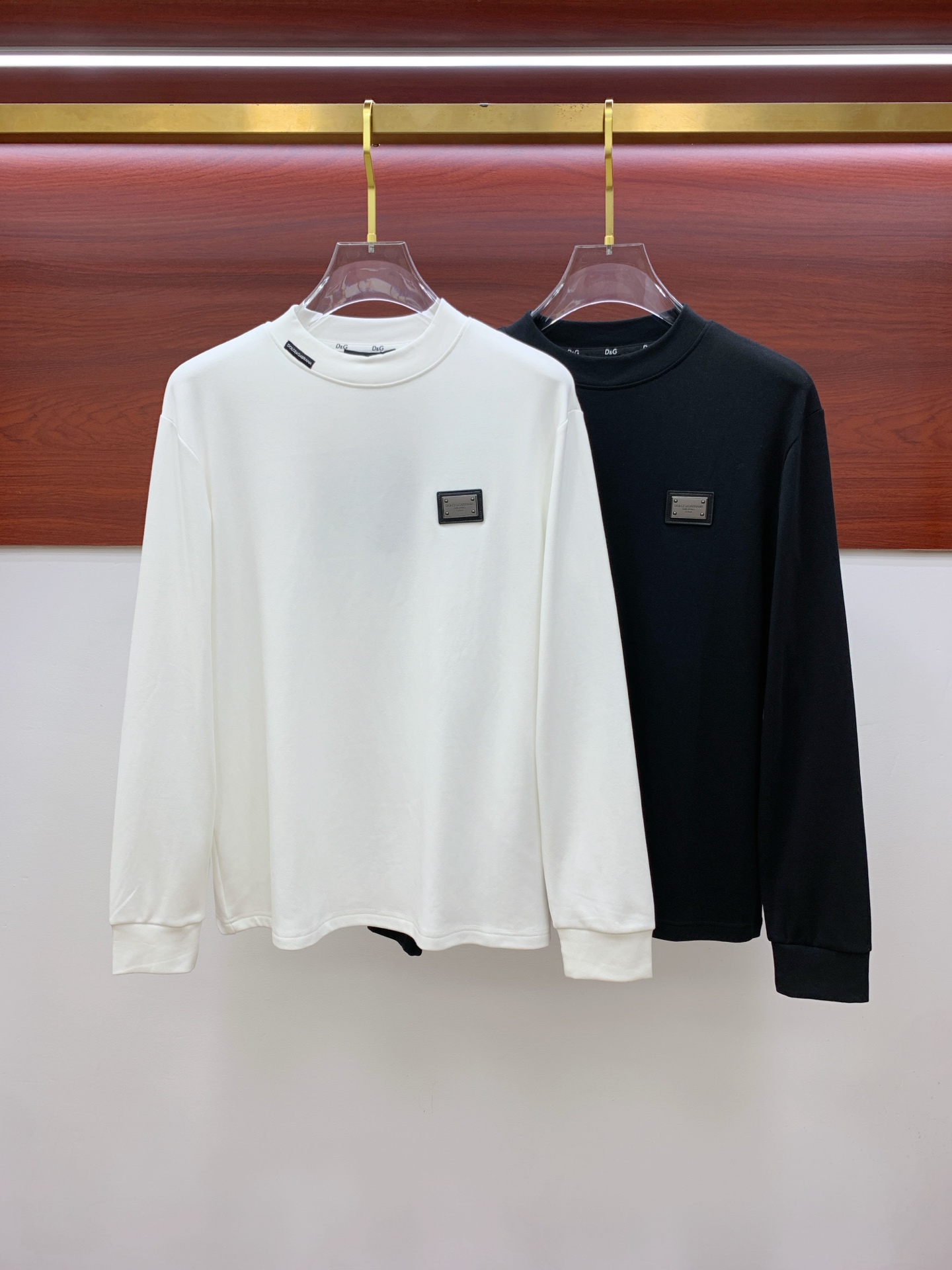 NO:540473,Dolce & Gabbana 25ss autumn [new product] new trade order round neck long sleeve base shirt!  Long-sleeved T-shirt internet celebrity style!  The upper body is comfortable and breathable, not stiff, and has a rich three-dimensional sense overall. Its quality export orders meet the simple needs of commuters for dressing. The upper body is very effective, it looks slim and does not picky about the figure. The fabric workmanship... Improper, good craftsmanship can make you look good and tasteful, a must-have item for people handwriting. S-2XL, Dolce & Gabbana,tees, t-shirt, alexander wang19860909杜嘉班纳25ss秋季【新品】新款贸易订单圆领长袖打底衫！长袖T恤网红款！上身舒适透气,不僵硬,整体有着丰富的立体感,品质出口订单,满足通勤人们对于着装的简约需求,上身效果很好,显瘦,不挑剔身材.面料做工....无可挑剔,好工艺好面料才能穿出好品味一款,人手必备单品 码数S-2XL,,Dolce&Gabbana,tees，t-shirt,alexander wang,Men's clothing