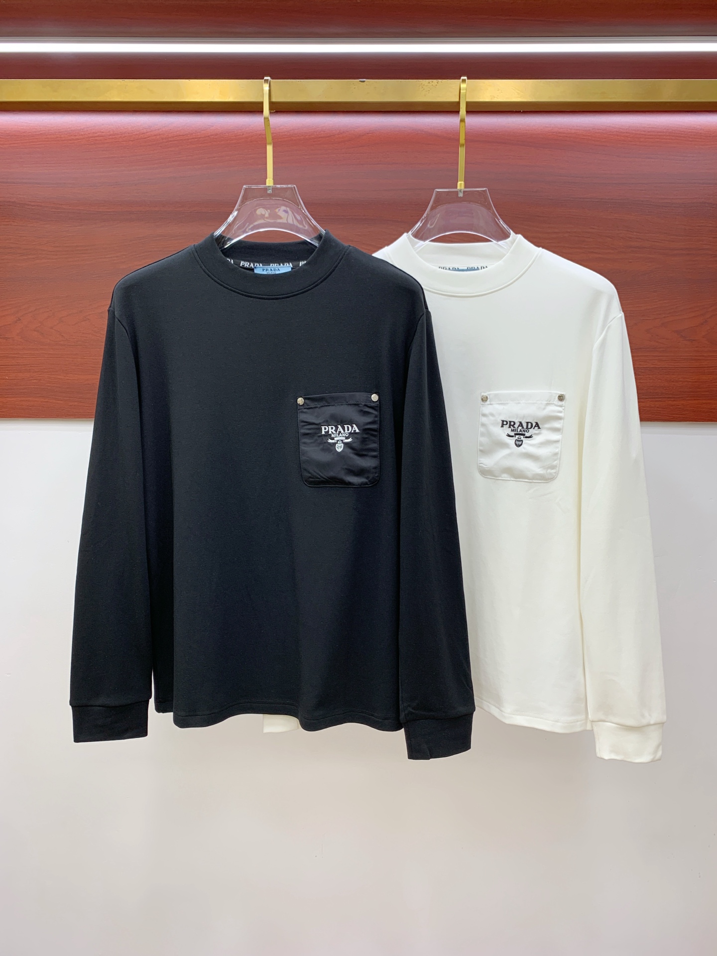 NO:540471,Prada 25ss autumn [new product] new trade order round neck long sleeve base shirt!  Long-sleeved T-shirt internet celebrity style!  The upper body is comfortable and breathable, not stiff, and has a rich three-dimensional sense overall. Its quality export orders meet the simple needs of commuters for dress. The upper body is very effective, it looks slim and does not picky about the figure. The fabric workmanship... Improper, good craftsmanship can make you look good and tasteful. A must-have item for people with codes S-2XL, prada,tees, t-shirt, alexander wang19860909普拉达25ss秋季【新品】新款贸易订单圆领长袖打底衫！长袖T恤网红款！上身舒适透气,不僵硬,整体有着丰富的立体感,品质出口订单,满足通勤人们对于着装的简约需求,上身效果很好,显瘦,不挑剔身材.面料做工....无可挑剔,好工艺好面料才能穿出好品味一款,人手必备单品 码数S-2XL,,prada,tees，t-shirt,alexander wang,Men's clothing