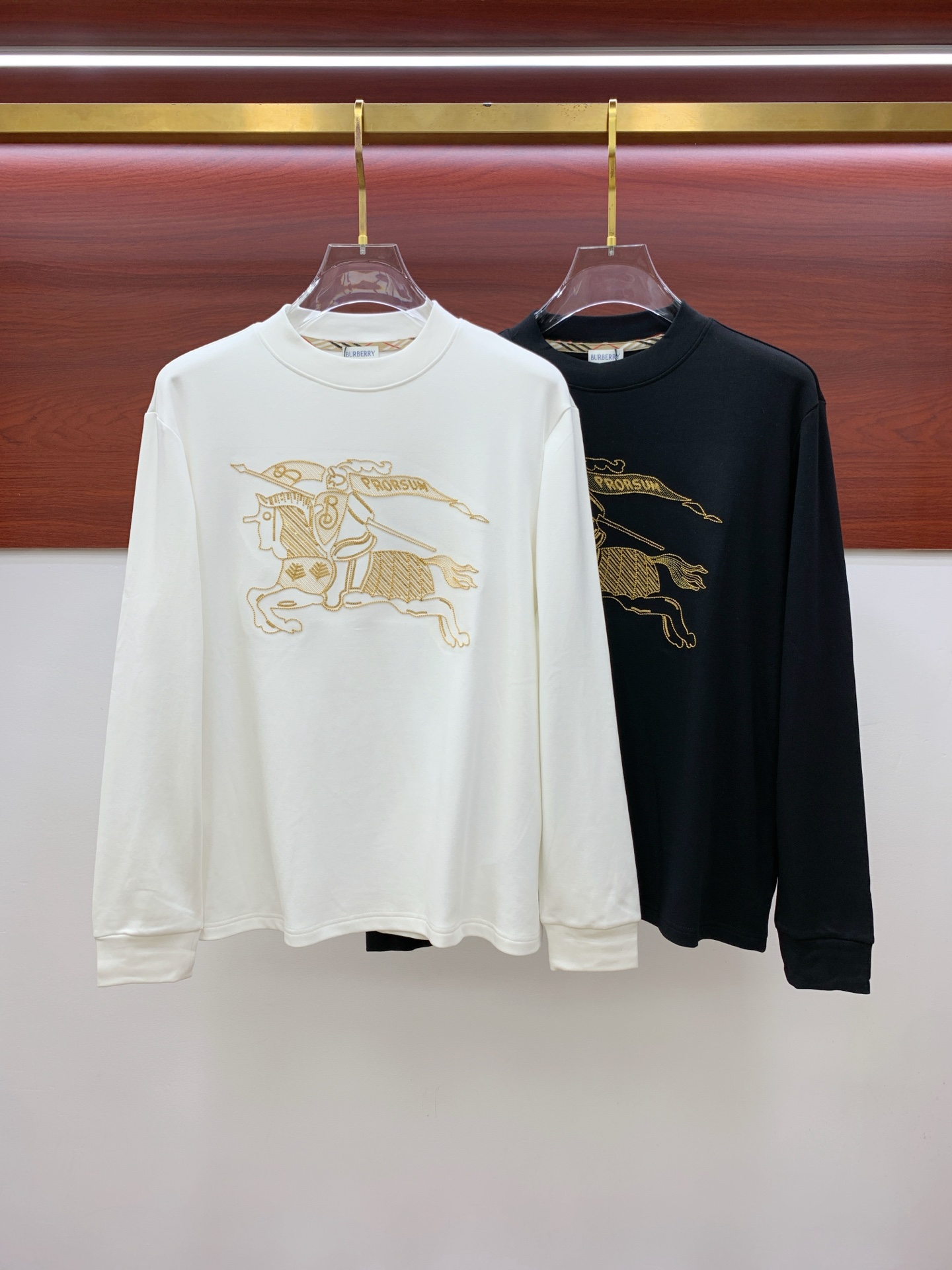 NO:540469,Burberry 25ss autumn [new product] new trade order round neck long sleeve base shirt!  Long-sleeved T-shirt internet celebrity style!  The upper body is comfortable and breathable, not stiff, and has a rich three-dimensional sense overall. Its quality export orders meet the simple needs of commuters for dressing. The upper body is very effective, it looks slim and does not picky about the figure. The fabric workmanship... Improper, good craftsmanship can make you look good and tasteful, a must-have item for everyone. S-2XL, burberry,tees, t-shirt, alexander wang19860909巴宝莉25ss秋季【新品】新款贸易订单圆领长袖打底衫！长袖T恤网红款！上身舒适透气,不僵硬,整体有着丰富的立体感,品质出口订单,满足通勤人们对于着装的简约需求,上身效果很好,显瘦,不挑剔身材.面料做工....无可挑剔,好工艺好面料才能穿出好品味一款,人手必备单品 码数S-2XL,,burberry,tees，t-shirt,alexander wang,Men's clothing