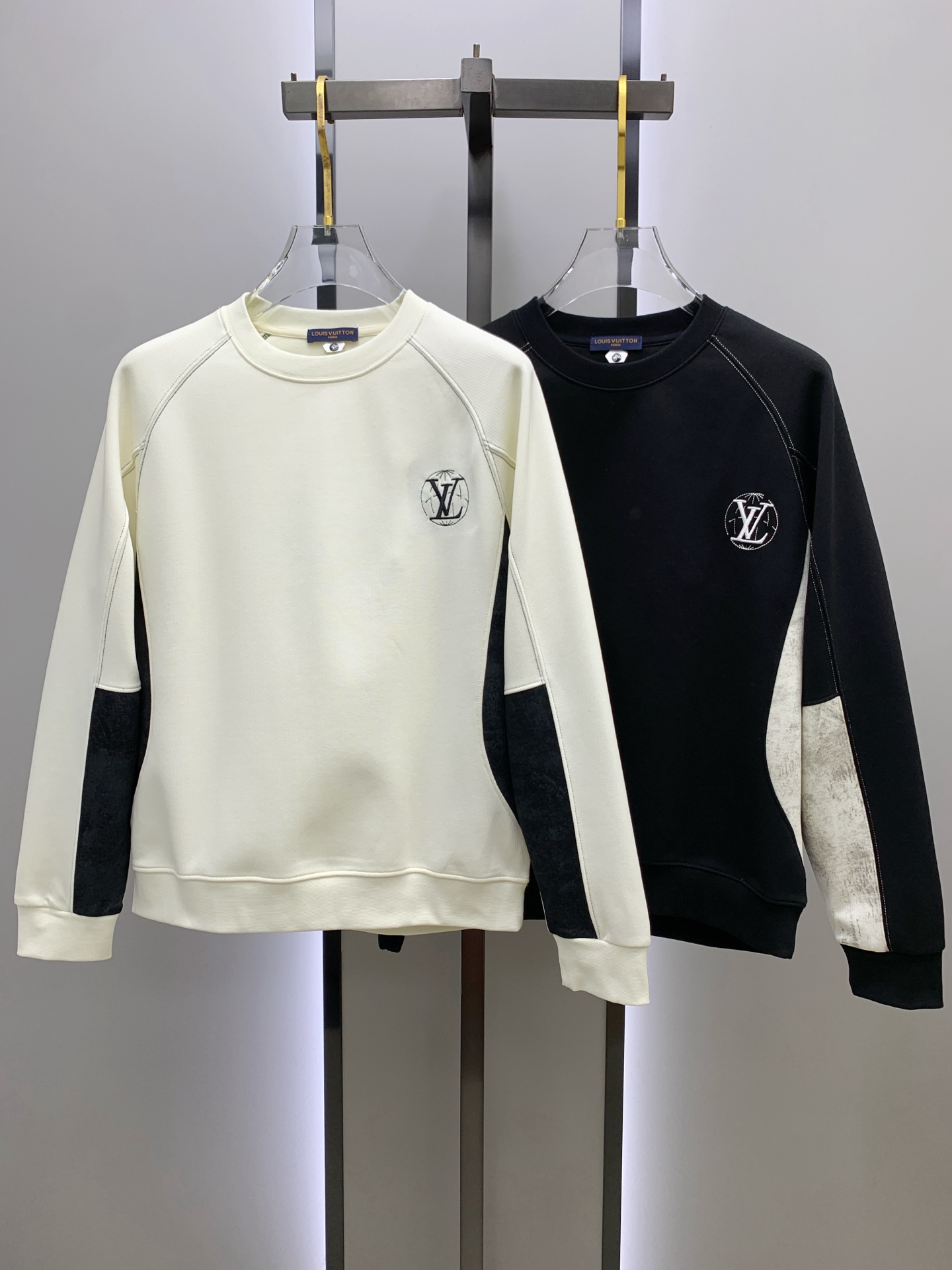 NO:540479,LV 25SS [New Product] The latest and most top version of exquisite craft round neck sweatshirt, the top quality counter original single pullover, the top production process imported fabric, the counter quality heavy industry embroidery design, using imported high-end customized fabric, and the imported silk thread feels first-class!  The same style as men and women are on sale on the official website!  Complete three standards, code number M-3XL, louis vuitton, hoodie, sweatshirts, alexander wang19860909LV 25SS【新品】最新最顶级版本精美工艺圆领卫衣,最顶级的品质专柜原单套头衫,顶级制作工艺进口面料,专柜品质重工刺绣设计,采用进口高端订制面料,进口丝线手感一流！男女同款官网在售！三标齐全 码数M-3XL,,louis vuitton,hoodie,sweatshirts,alexander wang,Men's clothing