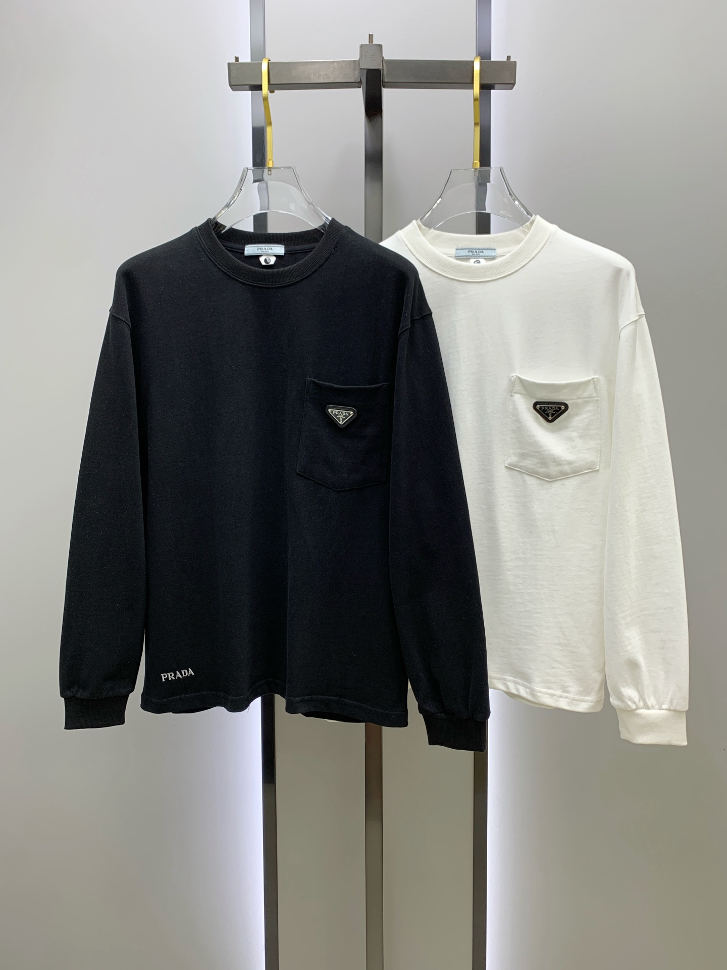 NO:540481,Prada 25SS [New Product] The latest and most top version of exquisite craft round neck sweatshirt, the top quality counter original single pullover, the top production process imported fabric, the counter quality heavy industry embroidery design, using imported high-end customized fabric, and the imported silk thread feels first-class!  The same style as men and women are on sale on the official website!  Complete three standards, code number M-3XL, prada, hoodie, sweatshirts, alexander wang19860909普拉达25SS【新品】最新最顶级版本精美工艺圆领卫衣,最顶级的品质专柜原单套头衫,顶级制作工艺进口面料,专柜品质重工刺绣设计,采用进口高端订制面料,进口丝线手感一流！男女同款官网在售！三标齐全 码数M-3XL,,prada,hoodie,sweatshirts,alexander wang,Men's clothing