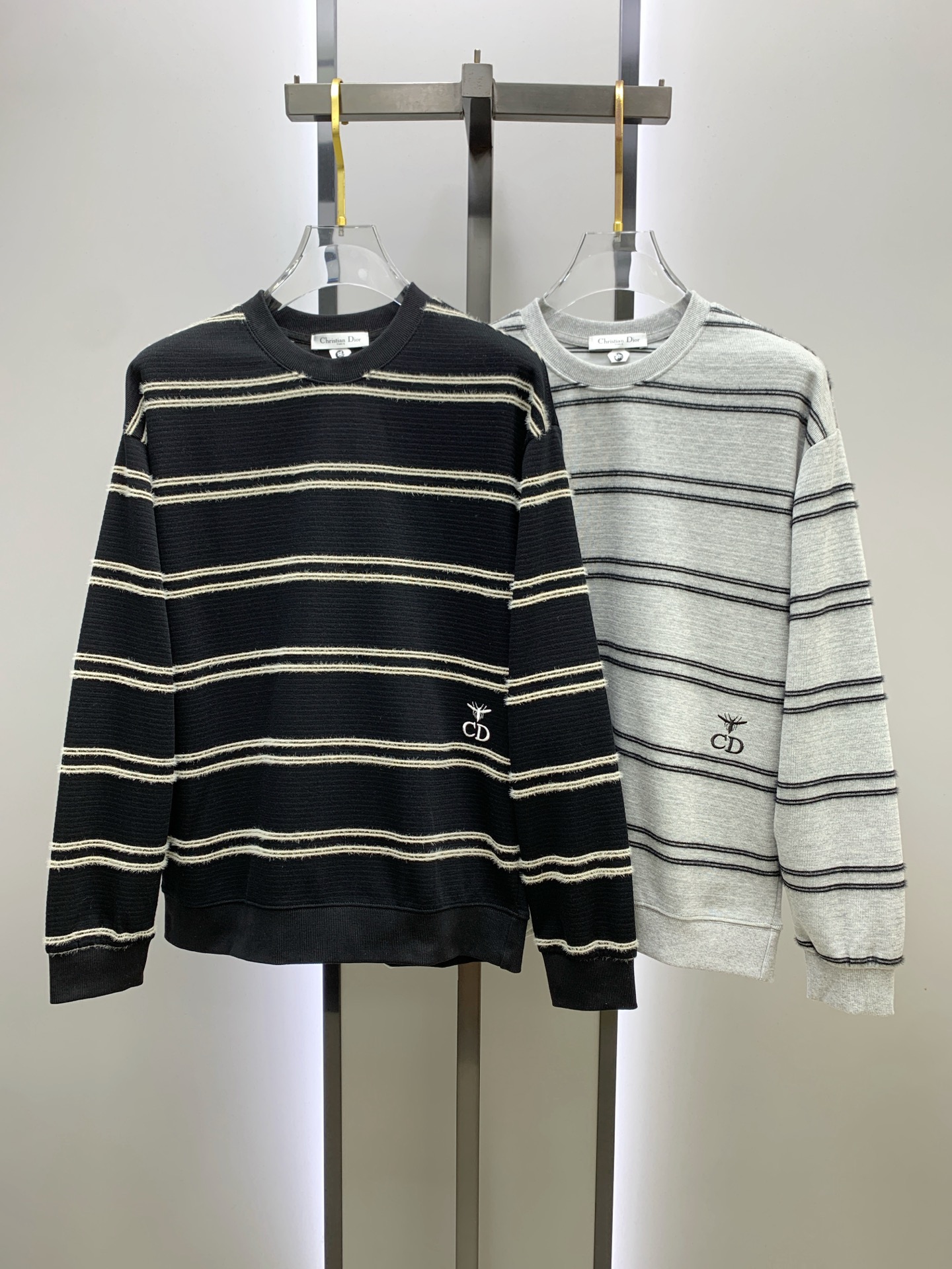 NO:540492,Dior 25SS [New Product] The latest and most top version of exquisite craft round neck sweatshirt, the top quality counter original single pullover, the top production process imported fabric, the counter quality heavy industry embroidery design, using imported high-end customized fabrics, and the imported silk thread feels first-class!  The same style as men and women are on sale on the official website!  Complete three standards, code number M-3XL, dior, hoodie, sweatshirts, alexander wang19860909迪奥25SS【新品】最新最顶级版本精美工艺圆领卫衣,最顶级的品质专柜原单套头衫,顶级制作工艺进口面料,专柜品质重工刺绣设计,采用进口高端订制面料,进口丝线手感一流！男女同款官网在售！三标齐全 码数M-3XL,,dior,hoodie,sweatshirts,alexander wang,Men's clothing