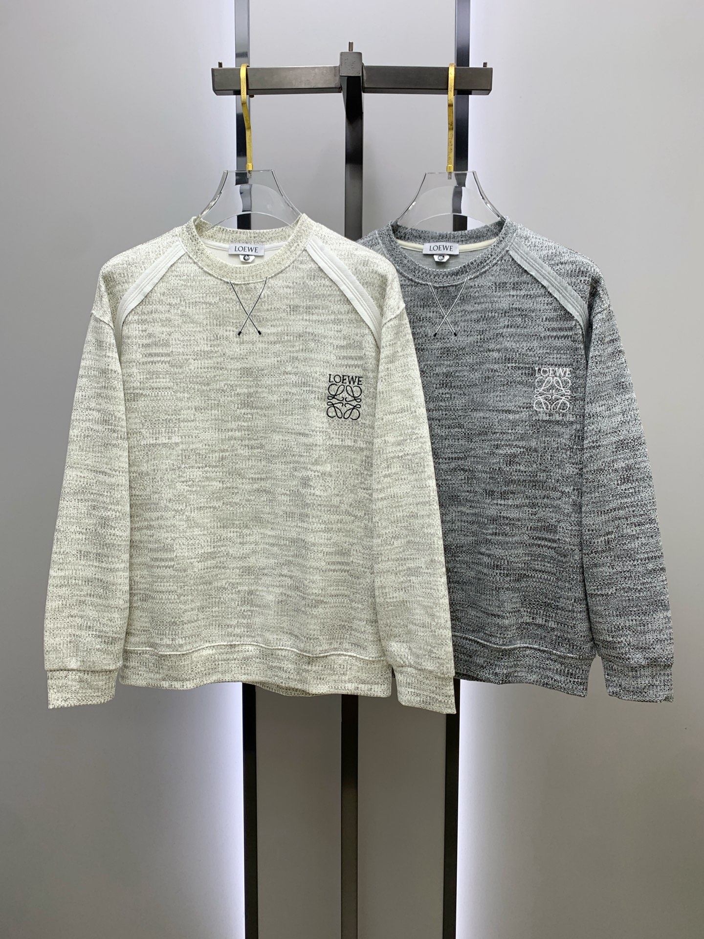 NO:540496,Luo Yiwei 25SS [New Product] The latest and most top version of exquisite craft round neck sweatshirt, the top quality counter original single pullover, the top production process imported fabric, the counter quality heavy industry embroidery design, using imported high-end customized fabrics, and the imported silk thread feels first-class!  The same style as men and women are on sale on the official website!  Complete three standards: M-3XL, loewe, hoodie, sweatshirts, alexander wang19860909罗意威25SS【新品】最新最顶级版本精美工艺圆领卫衣,最顶级的品质专柜原单套头衫,顶级制作工艺进口面料,专柜品质重工刺绣设计,采用进口高端订制面料,进口丝线手感一流！男女同款官网在售！三标齐全 码数M-3XL,,loewe,hoodie,sweatshirts,alexander wang,Men's clothing