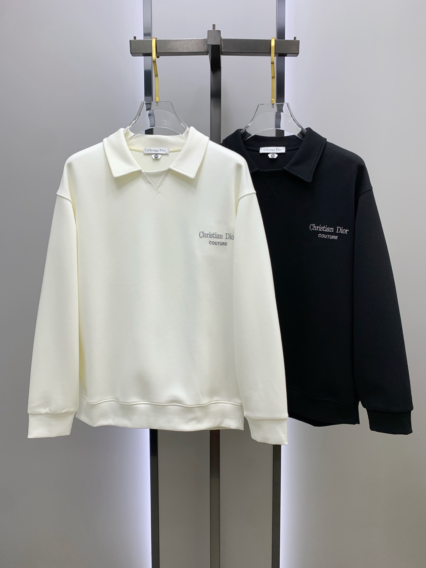 NO:540485,Dior 25SS [New Product] The latest and most top version of exquisite craft lapel sweatshirt, the top quality counter original single pullover, the top production process imported fabric, the counter quality heavy industry embroidery design, using imported high-end customized fabric, and the imported silk thread feels first-class!  The same style as men and women are on sale on the official website!  Complete three standards, code number M-3XL, dior, hoodie, sweatshirts, alexander wang19860909迪奥25SS【新品】最新最顶级版本精美工艺翻领卫衣,最顶级的品质专柜原单套头衫,顶级制作工艺进口面料,专柜品质重工刺绣设计,采用进口高端订制面料,进口丝线手感一流！男女同款官网在售！三标齐全 码数M-3XL,,dior,hoodie,sweatshirts,alexander wang,Men's clothing