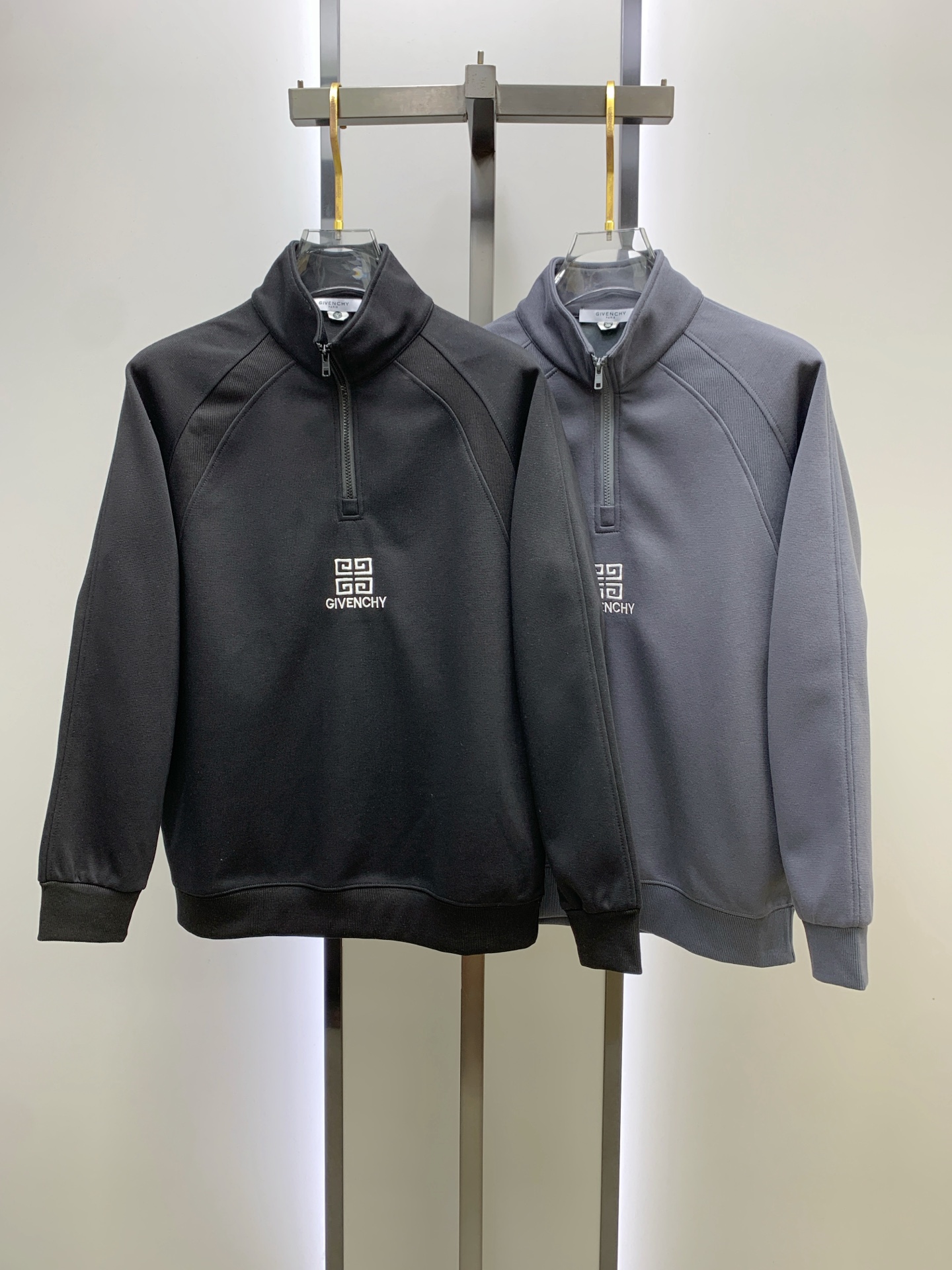 NO:540488,Givenchy 25SS [New Product] The latest and most top version of exquisite craft round neck sweatshirt, the top quality counter original single pullover, the top production process imported fabric, the counter quality heavy industry embroidery design, using imported high-end customized fabrics, and the imported silk thread feels first-class!  The same style as men and women are on sale on the official website!  Complete three standards, code number M-3XL, given hoodie, sweatshirts, alexander wang19860909纪梵希25SS【新品】最新最顶级版本精美工艺圆领卫衣,最顶级的品质专柜原单套头衫,顶级制作工艺进口面料,专柜品质重工刺绣设计,采用进口高端订制面料,进口丝线手感一流！男女同款官网在售！三标齐全 码数M-3XL,,givenchy,hoodie,sweatshirts,alexander wang,Men's clothing