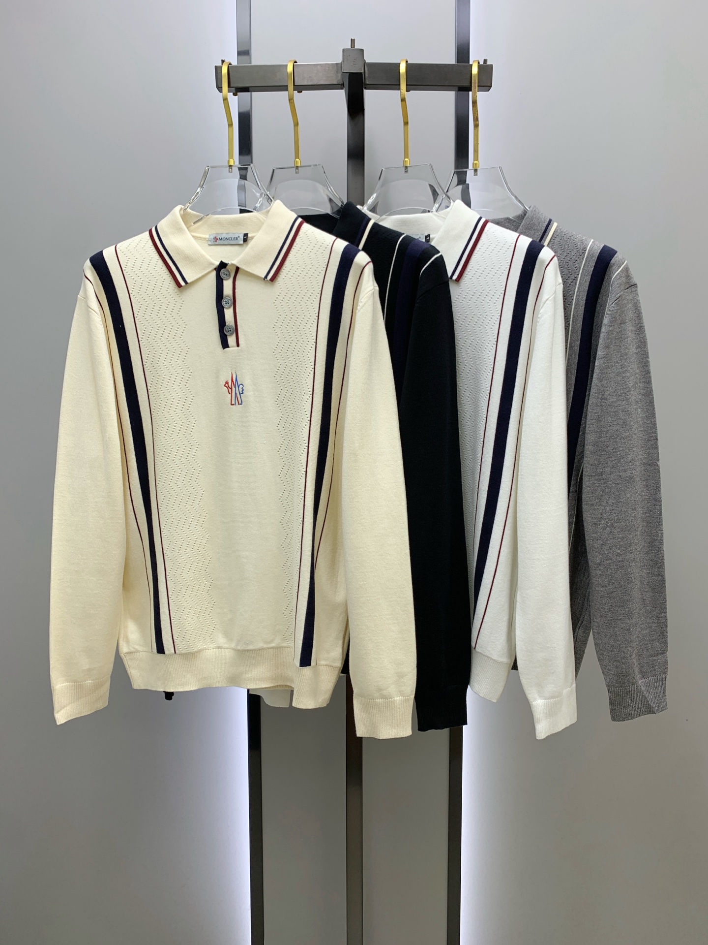 NO:540501,25ss [New Product] Casual Knitted Lapel Sweater in Autumn and Winter!  The clothes feel soft and skin-friendly, visually exquisite, textured, noble, very simple and quality. The unique neutral tone instantly illuminates your overall look, the classic and fashion blend simple without losing style. Just be both business and casual, versatile and not picky!  M-3XL, Moncler, sweaters, alexander wang19860909蒙口25ss【新品】秋冬休闲针织翻领毛衣！衣服触感柔软亲肤,视觉上很精致、有质感、高贵,非常简单也很显品质.独特的中性色调,瞬间点亮你的整体造型,经典与时尚融合简约而不失格调.商务休闲俩即可,百搭不挑！M-3XL,,Moncler,sweaters,alexander wang,Men's clothing