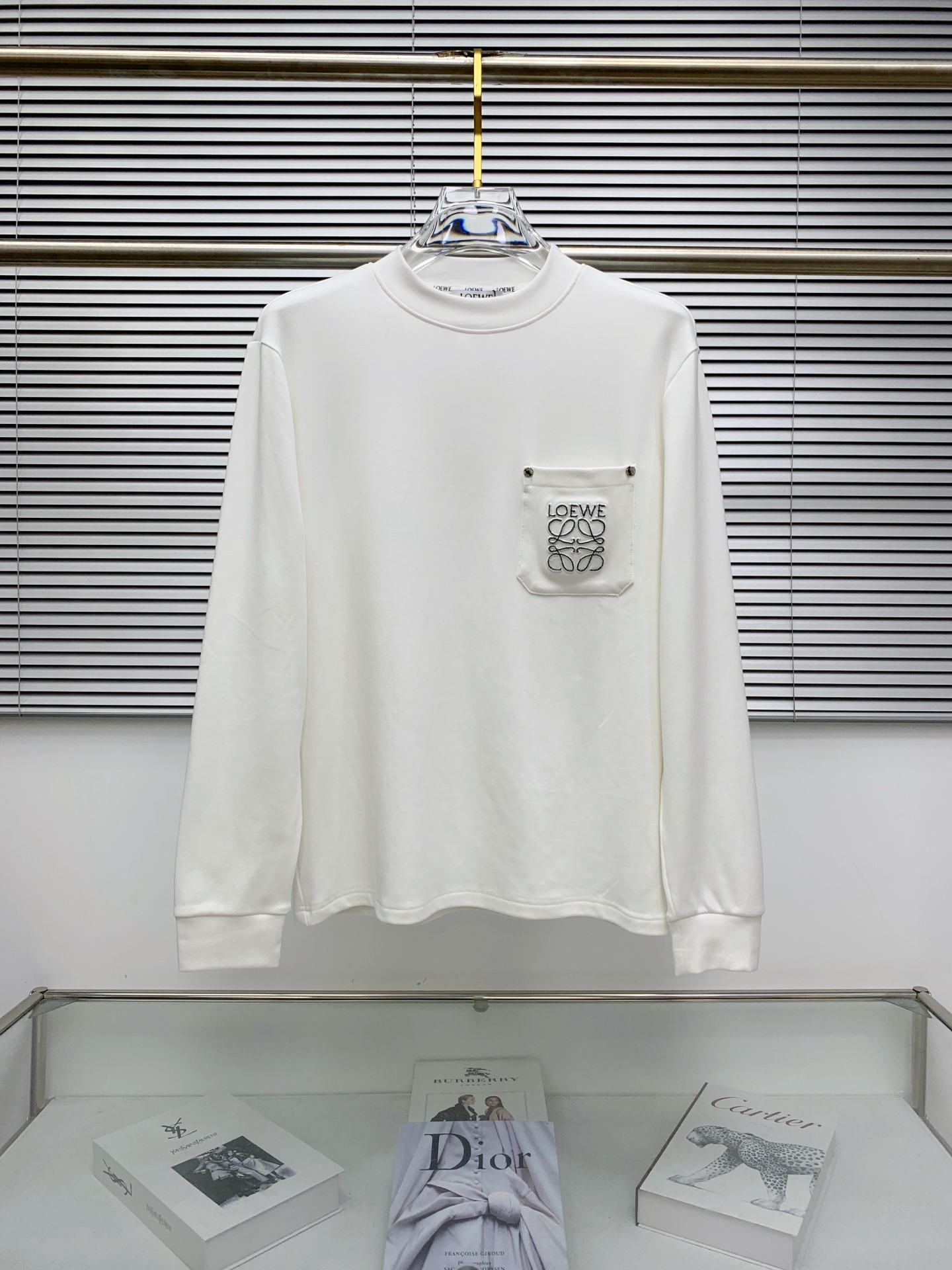 NO:567221,Loewe 25ss autumn [new product] new trade order round neck long-sleeved bottoming shirt!  Long-sleeved T-shirt internet celebrity style!  The upper body is comfortable and breathable, not stiff, and the whole body has a rich three-dimensional sense. It is a high-quality export order that meets the simple needs of commuters. The upper body effect is very good, slimming, and not picky about the figure. The fabric workmanship... is impeccable. Only good craftsmanship and good fabrics can make you wear a good taste. A must-have item. Size S-2XL, loewe, tees, t-shirt, alexander wang19860909罗意威25ss秋季【新品】新款贸易订单圆领长袖打底衫！长袖T恤网红款！上身舒适透气,不僵硬,整体有着丰富的立体感,品质出口订单,满足通勤人们对于着装的简约需求,上身效果很好,显瘦,不挑剔身材.面料做工....无可挑剔,好工艺好面料才能穿出好品味一款,人手必备单品 码数S-2XL,,loewe,tees，t-shirt,alexander wang,Men's clothing