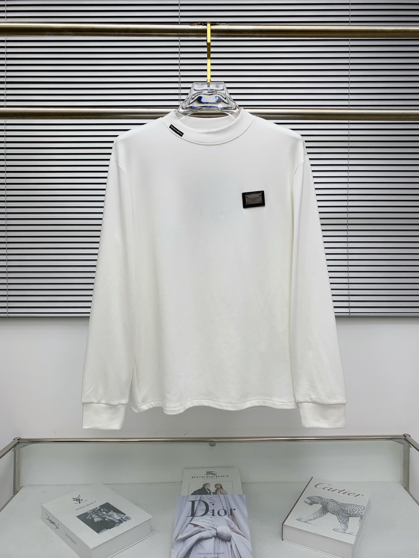 NO:567218,Dolce & Gabbana 25ss autumn [new product] new trade order round neck long-sleeved bottoming shirt!  Long-sleeved T-shirt internet celebrity style!  The upper body is comfortable and breathable, not stiff, and has a rich three-dimensional sense. Quality export order meets the simple needs of commuters. The upper body effect is very good, slimming, and not picky about the figure. The fabric workmanship... is impeccable. Good craftsmanship and good fabrics can make you wear a good taste. A must-have item. Size S-2XL, Dolce&Gabbana, tees, t-shirt, alexander wang19860909杜嘉班纳25ss秋季【新品】新款贸易订单圆领长袖打底衫！长袖T恤网红款！上身舒适透气,不僵硬,整体有着丰富的立体感,品质出口订单,满足通勤人们对于着装的简约需求,上身效果很好,显瘦,不挑剔身材.面料做工....无可挑剔,好工艺好面料才能穿出好品味一款,人手必备单品 码数S-2XL,,Dolce&Gabbana,tees，t-shirt,alexander wang,Men's clothing