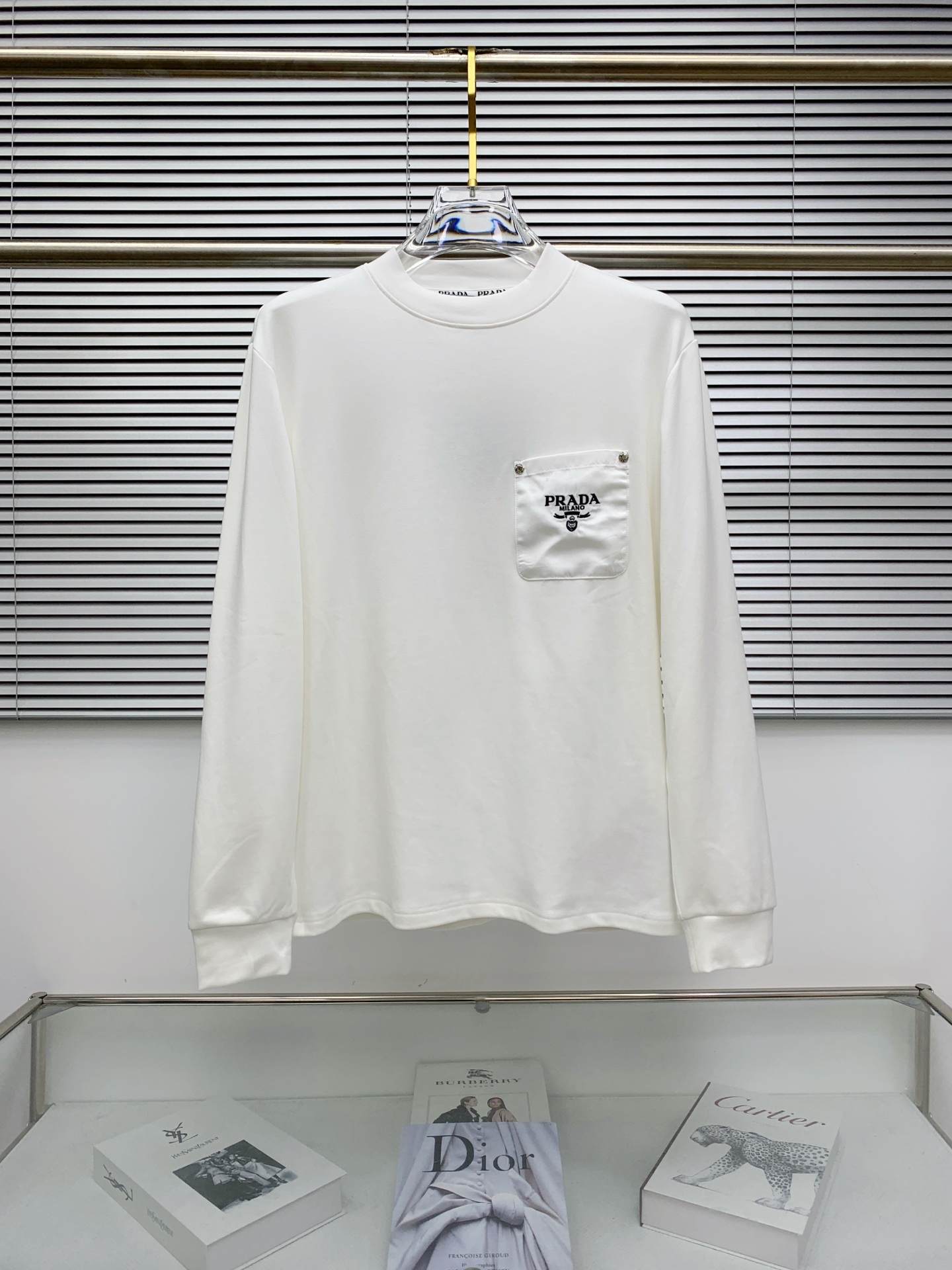 NO:567215,Prada 25ss autumn [new product] new trade order round neck long-sleeved bottoming shirt!  Long-sleeved T-shirt internet celebrity style!  The upper body is comfortable and breathable, not stiff, and the whole body has a rich three-dimensional sense. It is a high-quality export order that meets the simple needs of commuters. The upper body effect is very good, slimming, and not picky about the figure. The fabric workmanship... is impeccable. Only good craftsmanship and good fabrics can make you wear a good taste. A must-have item. Size S-2XL, prada, tees, t-shirt, alexander wang19860909普拉达25ss秋季【新品】新款贸易订单圆领长袖打底衫！长袖T恤网红款！上身舒适透气,不僵硬,整体有着丰富的立体感,品质出口订单,满足通勤人们对于着装的简约需求,上身效果很好,显瘦,不挑剔身材.面料做工....无可挑剔,好工艺好面料才能穿出好品味一款,人手必备单品 码数S-2XL,,prada,tees，t-shirt,alexander wang,Men's clothing