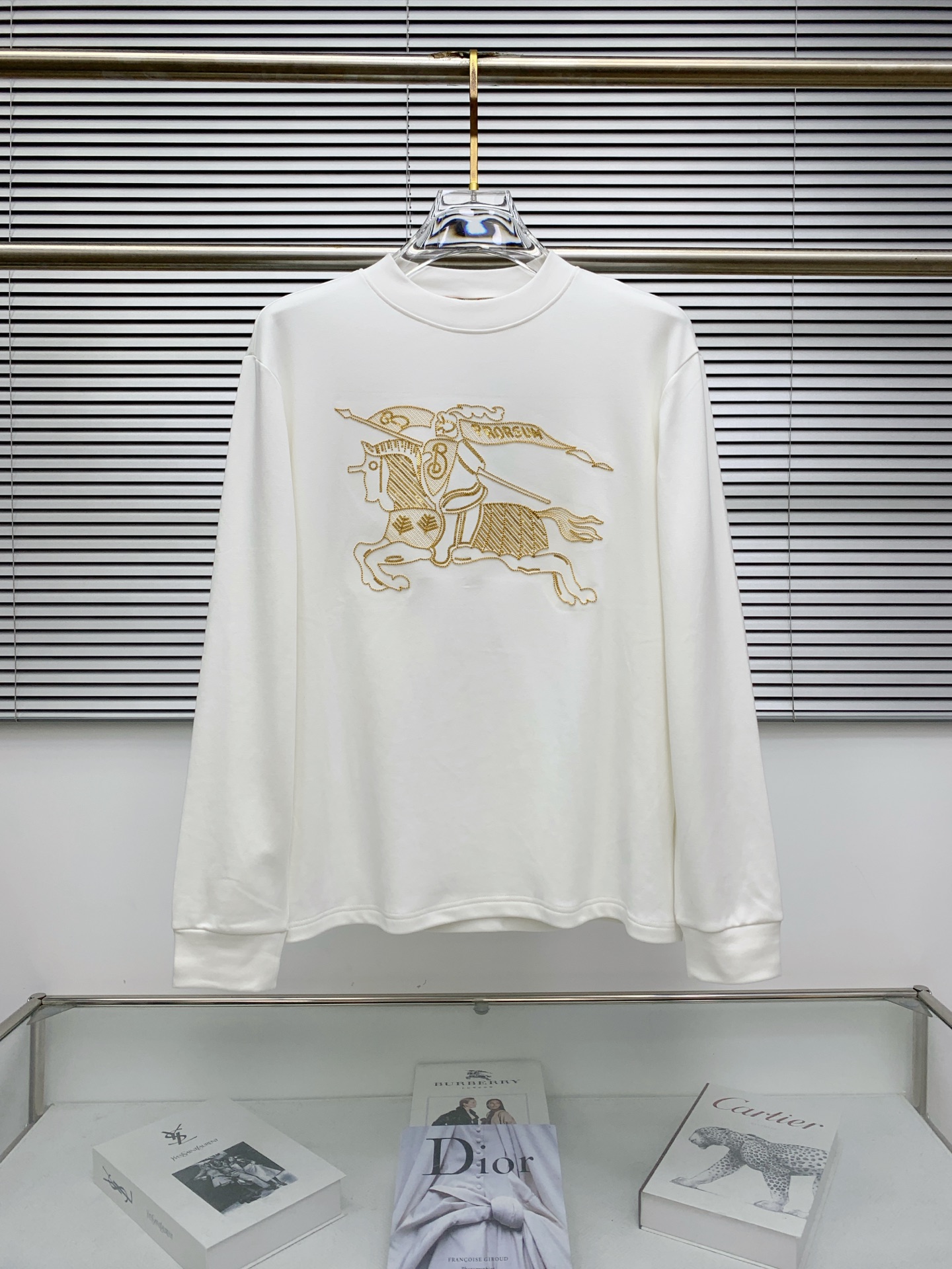 NO:567210,Burberry 25ss autumn [new product] new trade order round neck long-sleeved bottoming shirt!  Long-sleeved T-shirt internet celebrity style!  The upper body is comfortable and breathable, not stiff, and the whole body has a rich three-dimensional sense. It is a high-quality export order that meets the simple needs of commuters. The upper body effect is very good, slimming, and not picky about the figure. The fabric workmanship... is impeccable. Only good craftsmanship and good fabrics can make you wear a good taste. A must-have item. Size S-2XL, burberry, tees, t-shirt, alexander wang19860909巴宝莉25ss秋季【新品】新款贸易订单圆领长袖打底衫！长袖T恤网红款！上身舒适透气,不僵硬,整体有着丰富的立体感,品质出口订单,满足通勤人们对于着装的简约需求,上身效果很好,显瘦,不挑剔身材.面料做工....无可挑剔,好工艺好面料才能穿出好品味一款,人手必备单品 码数S-2XL,,burberry,tees，t-shirt,alexander wang,Men's clothing