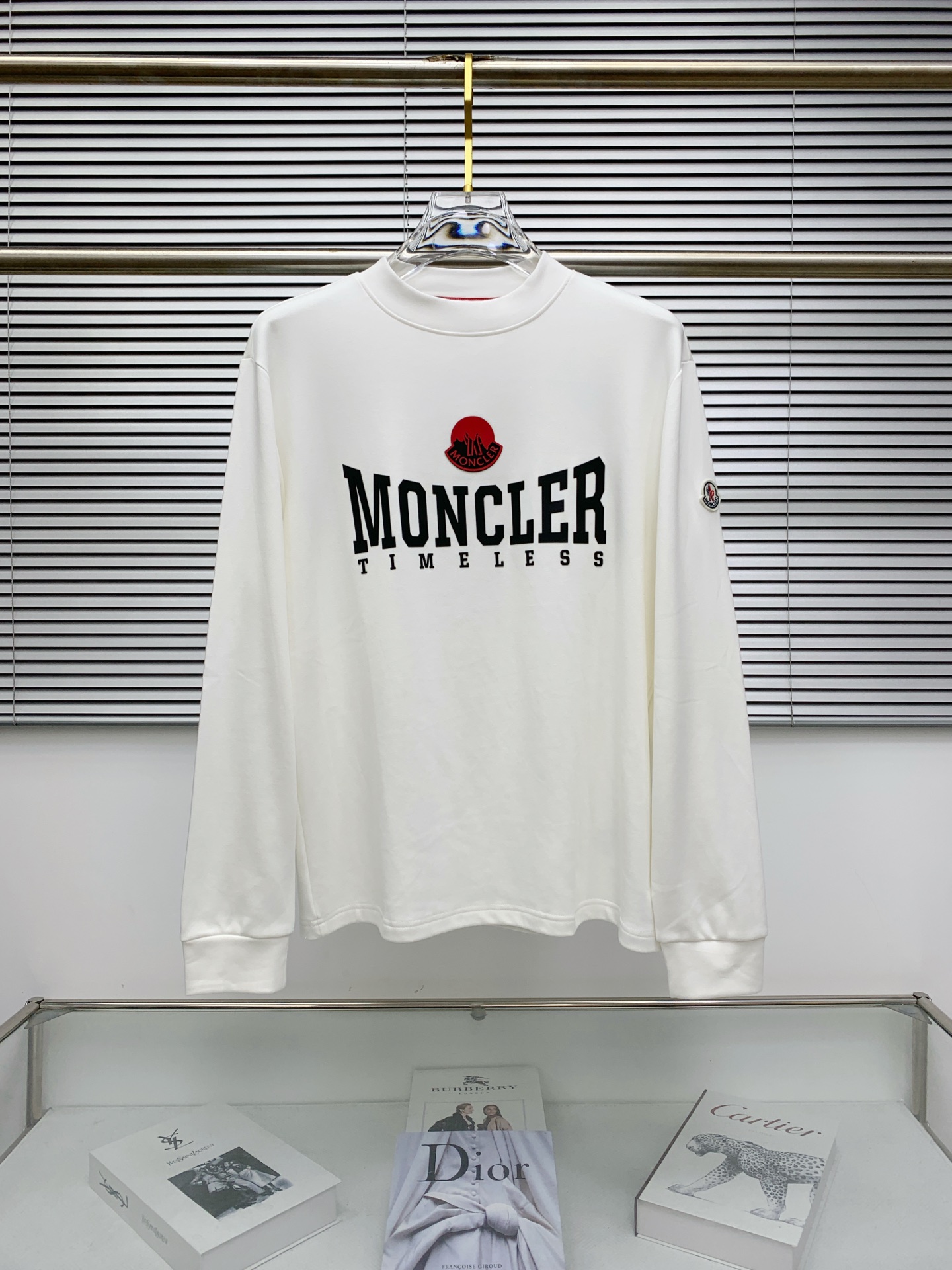 NO:567205,Meng Mou 25ss autumn [new product] new trade order round neck long-sleeved bottoming shirt!  Long-sleeved T-shirt internet celebrity style!  The upper body is comfortable and breathable, not stiff, and the whole body has a rich three-dimensional sense. It is a high-quality export order that meets the simple needs of commuters. The upper body effect is very good, slimming, and not picky about the figure. The fabric workmanship... is impeccable. Only good craftsmanship and good fabrics can make you wear a good taste. A must-have item. Size S-2XL, Moncler, tees, t-shirt, alexander wang19860909蒙口25ss秋季【新品】新款贸易订单圆领长袖打底衫！长袖T恤网红款！上身舒适透气,不僵硬,整体有着丰富的立体感,品质出口订单,满足通勤人们对于着装的简约需求,上身效果很好,显瘦,不挑剔身材.面料做工....无可挑剔,好工艺好面料才能穿出好品味一款,人手必备单品 码数S-2XL,,Moncler,tees，t-shirt,alexander wang,Men's clothing