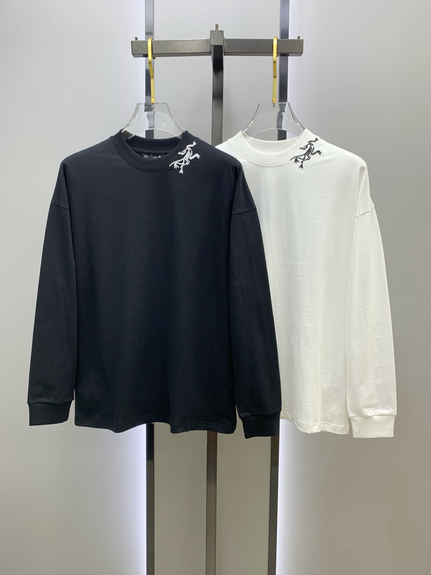 NO:565523,Arc'teryx 25ss autumn [new product] new trade order round neck long-sleeved bottoming shirt long-sleeved T-shirt internet celebrity style!  The upper body is comfortable and breathable, not stiff, and has a rich three-dimensional sense. Quality export order meets the simple needs of commuters. The upper body effect is very good, slimming, and not picky about the figure. The fabric workmanship... is impeccable. Good craftsmanship and good fabrics can make you wear a good taste. A must-have item. Size M-3XL, arc'teryx, tees, t-shirt, alexander wang19860909始祖鸟25ss秋季【新品】新款贸易订单圆领长袖打底衫长袖T恤网红款！上身舒适透气,不僵硬,整体有着丰富的立体感,品质出口订单,满足通勤人们对于着装的简约需求,上身效果很好,显瘦,不挑剔身材.面料做工....无可挑剔,好工艺好面料才能穿出好品味一款,人手必备单品 码数M-3XL,arc'teryx,tees，t-shirt,alexander wang,Men's clothing