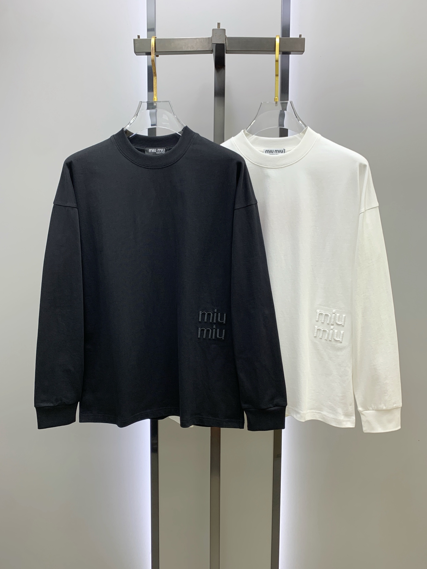 NO:565527,miumiu25ss autumn [new product] new trade order round neck long-sleeved bottoming shirt long-sleeved T-shirt internet celebrity style!  The upper body is comfortable and breathable, not stiff, and the whole body has a rich three-dimensional sense. It is a high-quality export order that meets the simple needs of commuters. The upper body effect is very good, slimming, and not picky about the figure. The fabric workmanship... is impeccable. Only good craftsmanship and good fabrics can make you wear a good taste. A must-have item. Size M-3XL, miumiu, tees, t-shirt, alexander wang19860909miumiu25ss秋季【新品】新款贸易订单圆领长袖打底衫长袖T恤网红款！上身舒适透气,不僵硬,整体有着丰富的立体感,品质出口订单,满足通勤人们对于着装的简约需求,上身效果很好,显瘦,不挑剔身材.面料做工....无可挑剔,好工艺好面料才能穿出好品味一款,人手必备单品 码数M-3XL,,miumiu,tees，t-shirt,alexander wang,Men's clothing