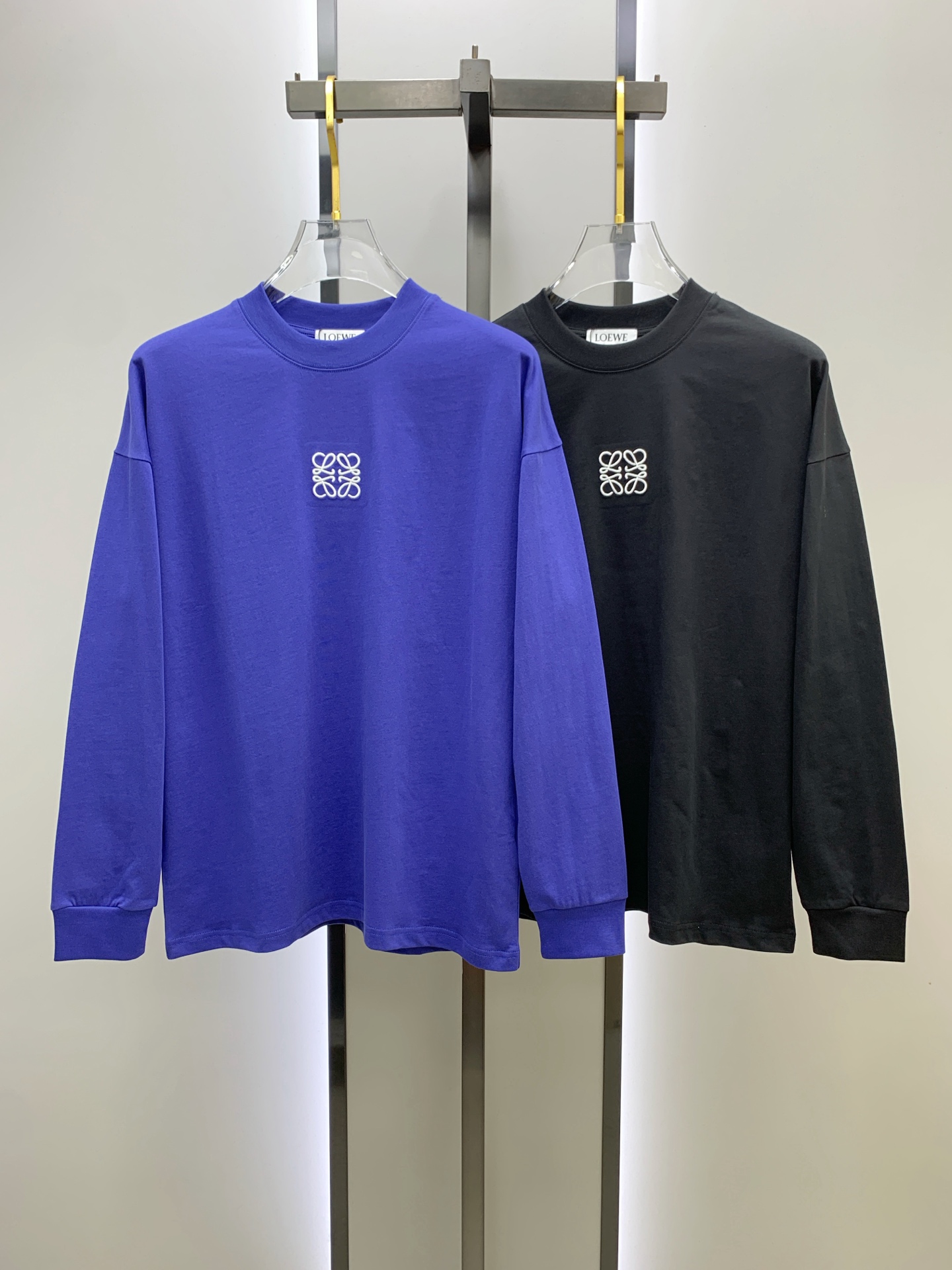 NO:565531,Luo Yiwei 25ss autumn [new product] new trade order round neck long-sleeved bottoming shirt long-sleeved T-shirt Internet celebrity style!  The upper body is comfortable and breathable, not stiff, and the whole body has a rich three-dimensional sense. It is a high-quality export order that meets the simple needs of commuters. The upper body effect is very good, slimming, and not picky about the figure. The fabric workmanship... is impeccable. Only good craftsmanship and good fabrics can make you wear a good taste. A must-have item. Size M-3XL, loewe, tees, t-shirt, alexander wang19860909罗意威25ss秋季【新品】新款贸易订单圆领长袖打底衫长袖T恤网红款！上身舒适透气,不僵硬,整体有着丰富的立体感,品质出口订单,满足通勤人们对于着装的简约需求,上身效果很好,显瘦,不挑剔身材.面料做工....无可挑剔,好工艺好面料才能穿出好品味一款,人手必备单品 码数M-3XL,,loewe,tees，t-shirt,alexander wang,Men's clothing