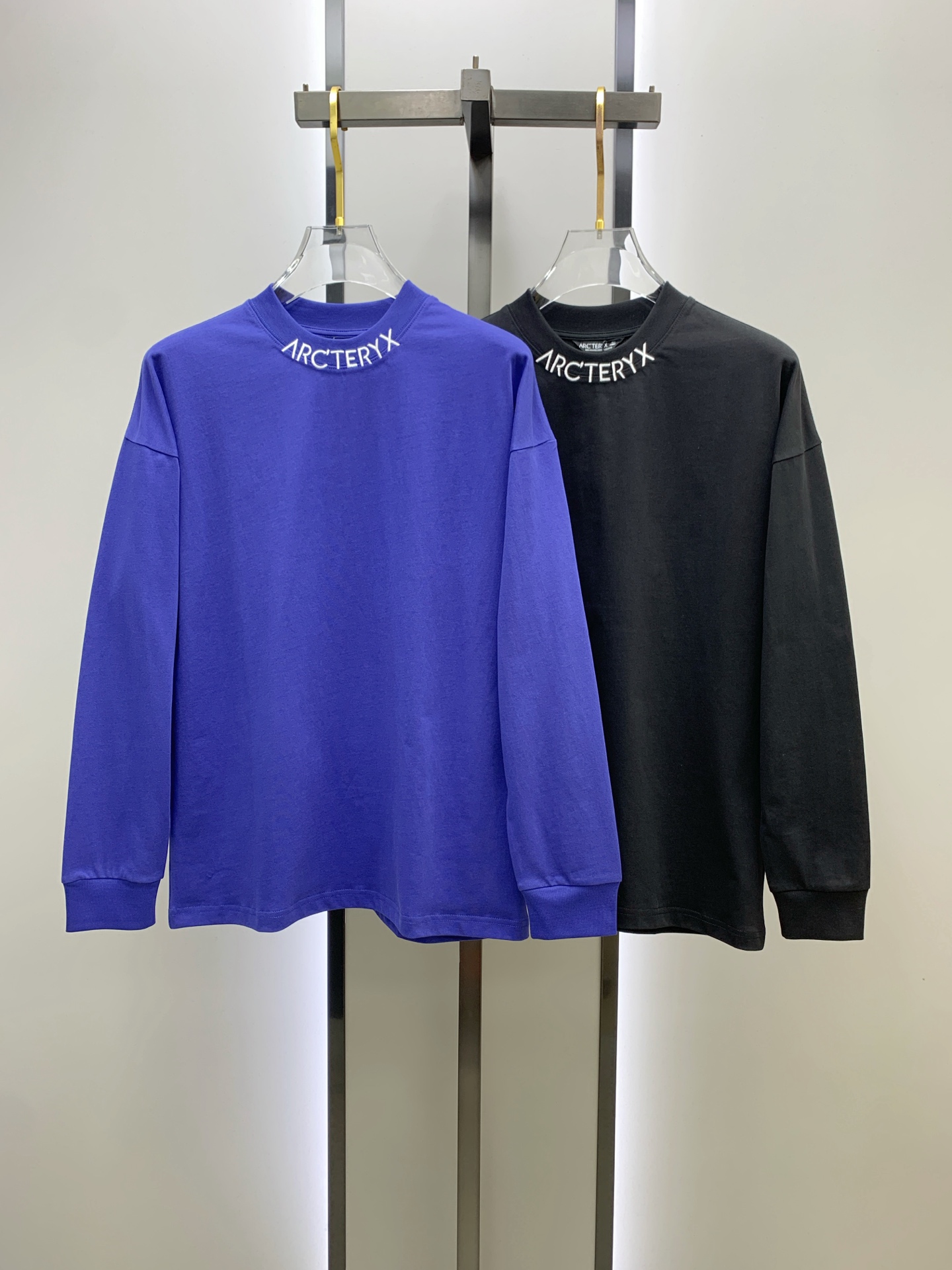 NO:565498,Arc'teryx 25ss autumn [new product] new trade order round neck long-sleeved bottoming shirt long-sleeved T-shirt internet celebrity style!  The upper body is comfortable and breathable, not stiff, and has a rich three-dimensional sense. Quality export order meets the simple needs of commuters. The upper body effect is very good, slimming, and not picky about the figure. The fabric workmanship... is impeccable. Good craftsmanship and good fabrics can make you wear a good taste. A must-have item. Size M-3XL, arc'teryx, tees, t-shirt, alexander wang19860909始祖鸟25ss秋季【新品】新款贸易订单圆领长袖打底衫长袖T恤网红款！上身舒适透气,不僵硬,整体有着丰富的立体感,品质出口订单,满足通勤人们对于着装的简约需求,上身效果很好,显瘦,不挑剔身材.面料做工....无可挑剔,好工艺好面料才能穿出好品味一款,人手必备单品 码数M-3XL,arc'teryx,tees，t-shirt,alexander wang,Men's clothing