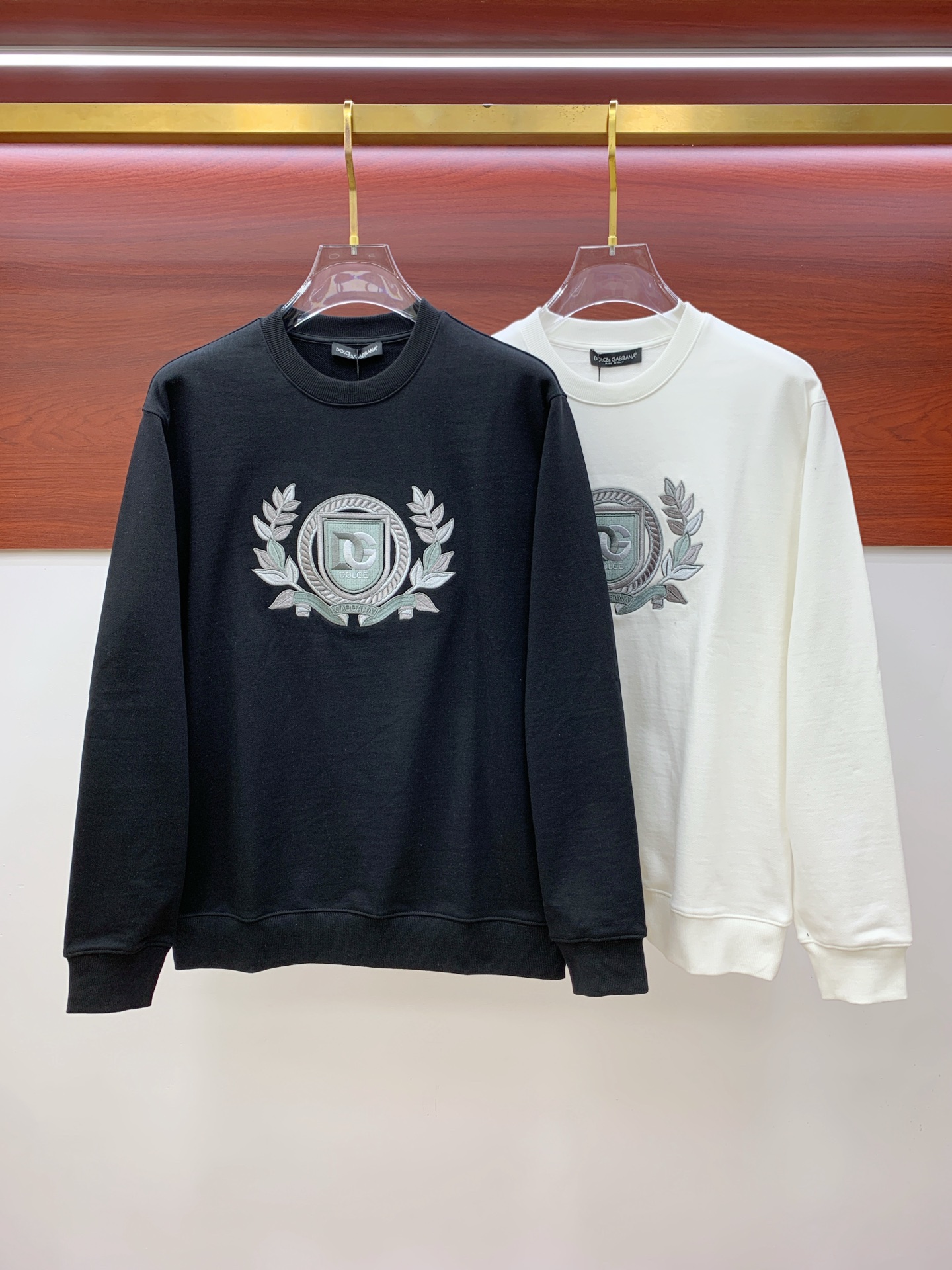 NO:600639,Dolce & Gabbana 25SS [New Product] The latest and highest version of exquisitely crafted round-neck sweatshirt, the highest quality counter original pullover, top-quality imported fabrics, counter-quality heavy-duty embroidery design, imported high-end custom fabrics, and imported silk threads with first-class feel!  The same styles for men and women are on sale on the official website!  Three complete standards, size M-2XL, Dolce&Gabbana, hoodie, sweatshirts, alexander wang19860909杜嘉班纳25SS【新品】最新最顶级版本精美工艺圆领卫衣,最顶级的品质专柜原单套头衫,顶级制作工艺进口面料,专柜品质重工刺绣设计,采用进口高端订制面料,进口丝线手感一流！男女同款官网在售！三标齐全 码数M-2XL,,Dolce&Gabbana,hoodie,sweatshirts,alexander wang,Men's clothing