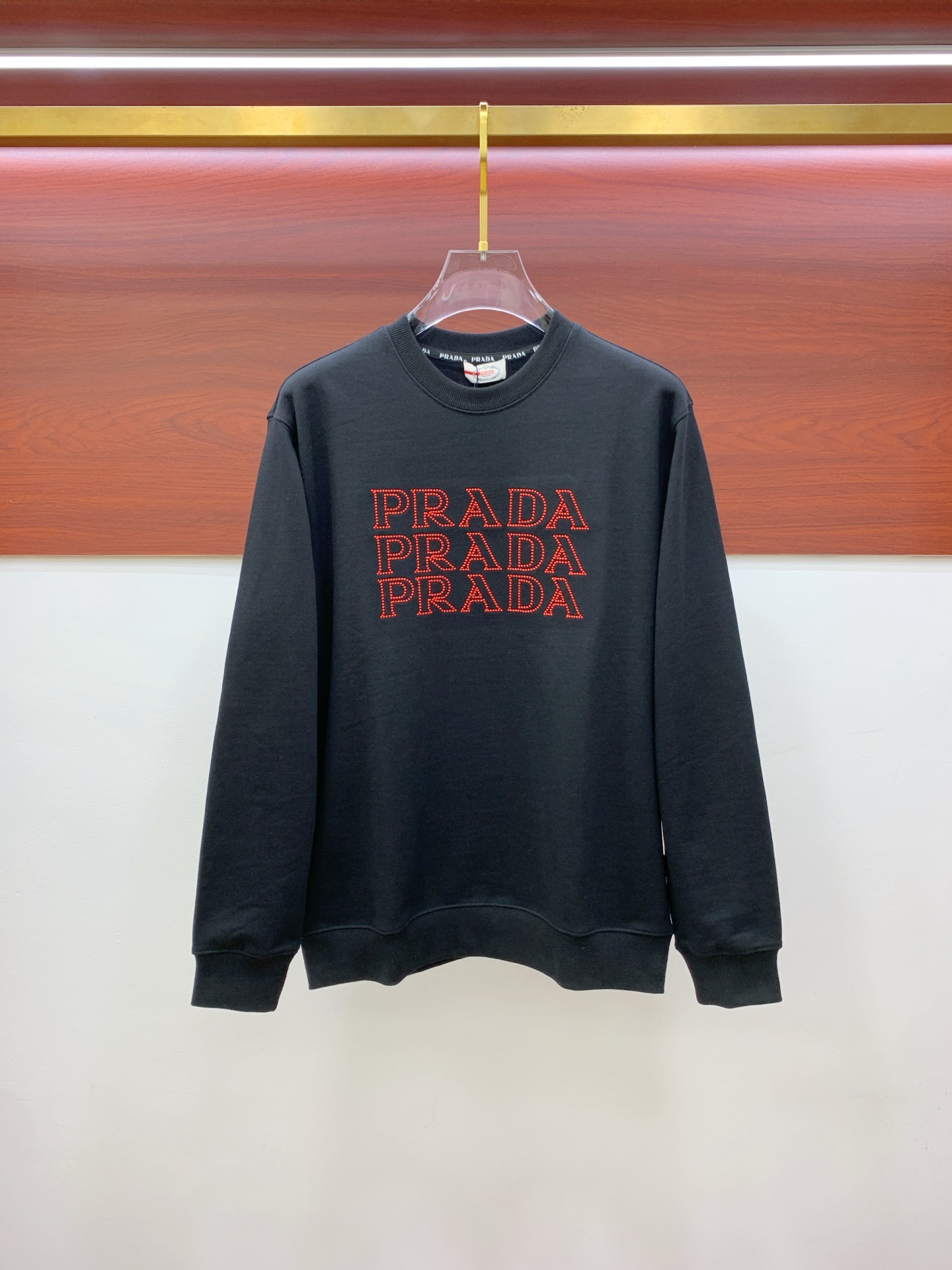 NO:600648,Prada 25SS [New Product] The latest and top version of exquisite craftsmanship round-neck sweatshirt, top quality counter original pullover, top quality imported fabrics, counter quality heavy embroidery design, imported high-end custom fabrics, imported silk threads with first-class feel!  The same styles for men and women are on sale on the official website!  Three complete standards, size M-2XL, prada, hoodie, sweatshirts, alexander wang19860909普拉达25SS【新品】最新最顶级版本精美工艺圆领卫衣,最顶级的品质专柜原单套头衫,顶级制作工艺进口面料,专柜品质重工刺绣设计,采用进口高端订制面料,进口丝线手感一流！男女同款官网在售！三标齐全 码数M-2XL,,prada,hoodie,sweatshirts,alexander wang,Men's clothing