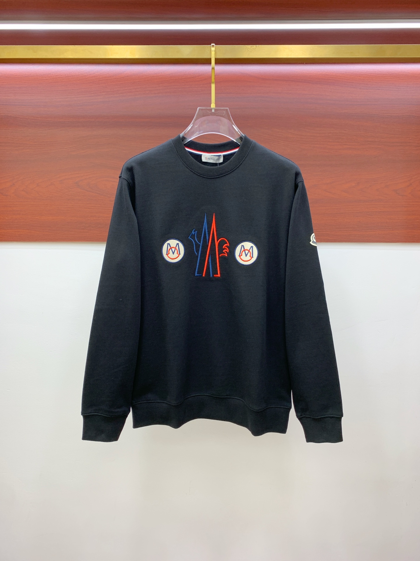 NO:600651,Mengkou 25SS [New Product] The latest and top version of exquisite craftsmanship round neck sweatshirt, top quality counter original pullover, top quality imported fabrics, counter quality heavy embroidery design, imported high-end custom fabrics, imported silk threads with first-class feel!  The same styles for men and women are on sale on the official website!  Three complete standards, size M-2XL, Moncler, hoodie, sweatshirts, alexander wang19860909蒙口25SS【新品】最新最顶级版本精美工艺圆领卫衣,最顶级的品质专柜原单套头衫,顶级制作工艺进口面料,专柜品质重工刺绣设计,采用进口高端订制面料,进口丝线手感一流！男女同款官网在售！三标齐全 码数M-2XL,,Moncler,hoodie,sweatshirts,alexander wang,Men's clothing