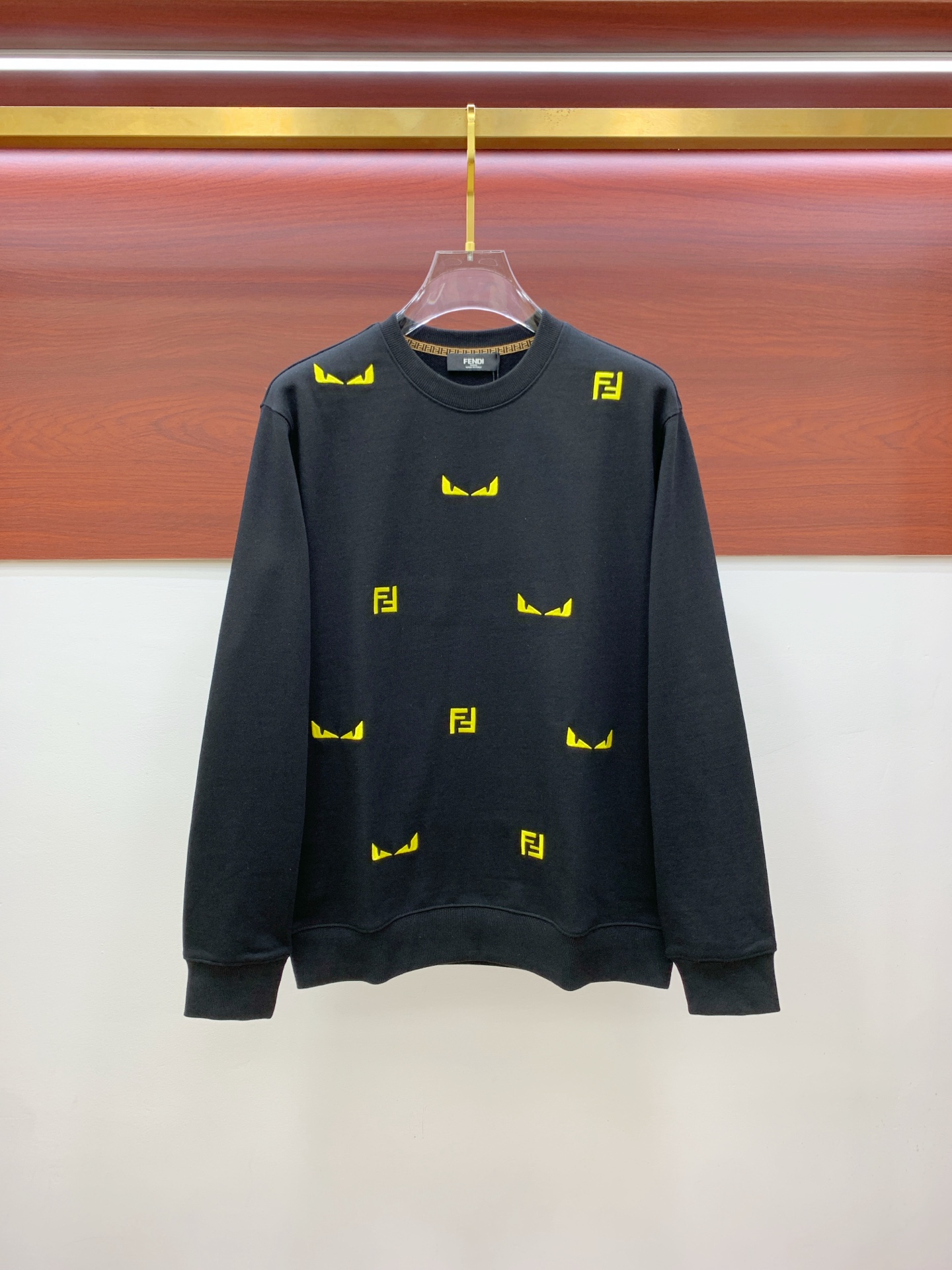 NO:600654,Fendi 25SS [New Product] The latest and top version of exquisite craftsmanship round neck sweatshirt, top quality counter original pullover, top quality imported fabrics, counter quality heavy embroidery design, imported high-end custom fabrics, imported silk threads with first-class feel!  The same styles for men and women are on sale on the official website!  Three complete standards, size M-2XL, fendi, hoodie, sweatshirts, alexander wang19860909芬迪25SS【新品】最新最顶级版本精美工艺圆领卫衣,最顶级的品质专柜原单套头衫,顶级制作工艺进口面料,专柜品质重工刺绣设计,采用进口高端订制面料,进口丝线手感一流！男女同款官网在售！三标齐全 码数M-2XL,,fendi,hoodie,sweatshirts,alexander wang,Men's clothing