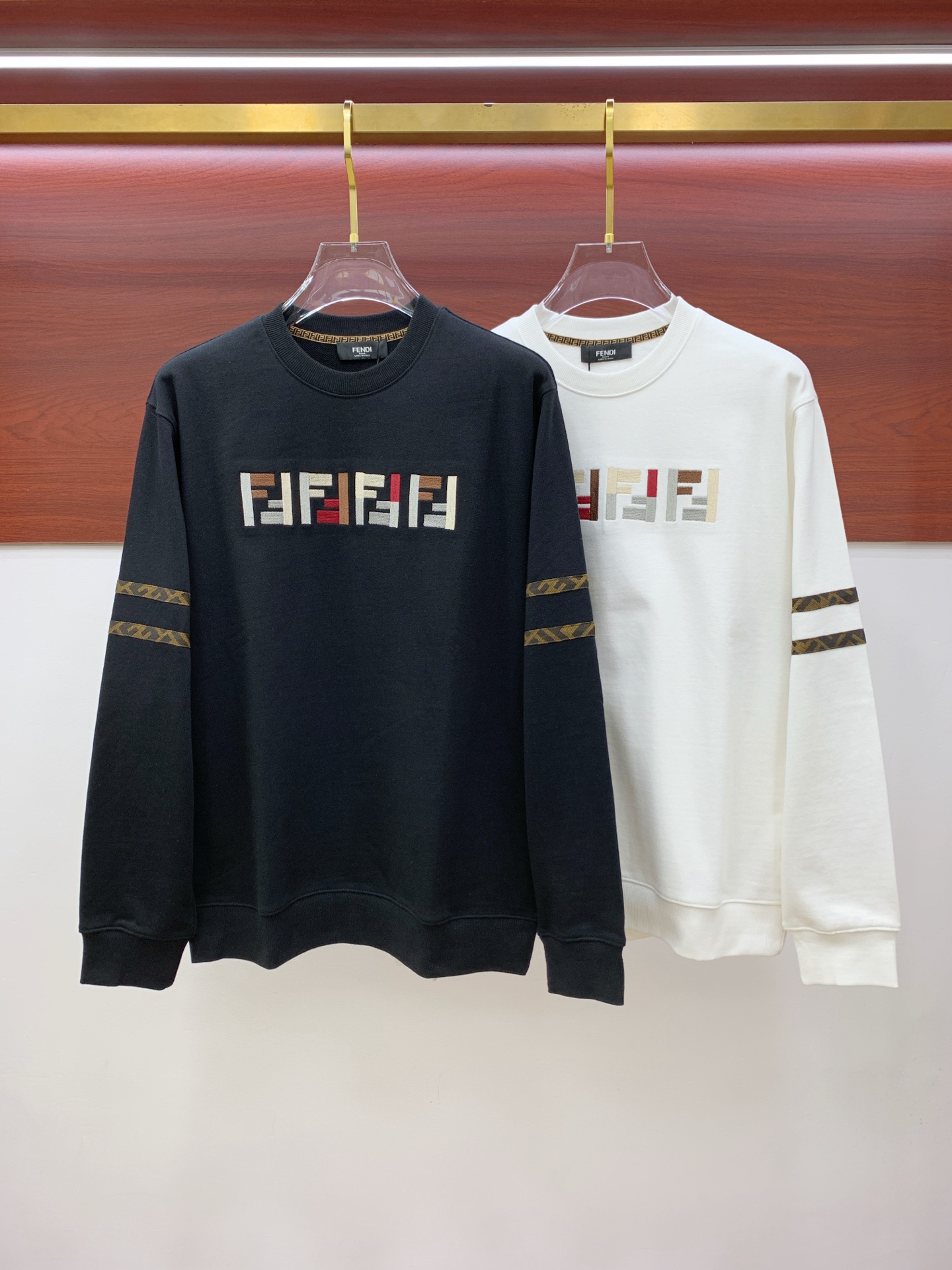 NO:600658,Fendi 25SS [New Product] The latest and top version of exquisite craftsmanship round neck sweatshirt, top quality counter original pullover, top quality imported fabrics, counter quality heavy embroidery design, imported high-end custom fabrics, imported silk threads with first-class feel!  The same styles for men and women are on sale on the official website!  Three complete standards, size M-2XL, fendi, hoodie, sweatshirts, alexander wang19860909芬迪25SS【新品】最新最顶级版本精美工艺圆领卫衣,最顶级的品质专柜原单套头衫,顶级制作工艺进口面料,专柜品质重工刺绣设计,采用进口高端订制面料,进口丝线手感一流！男女同款官网在售！三标齐全 码数M-2XL,,fendi,hoodie,sweatshirts,alexander wang,Men's clothing