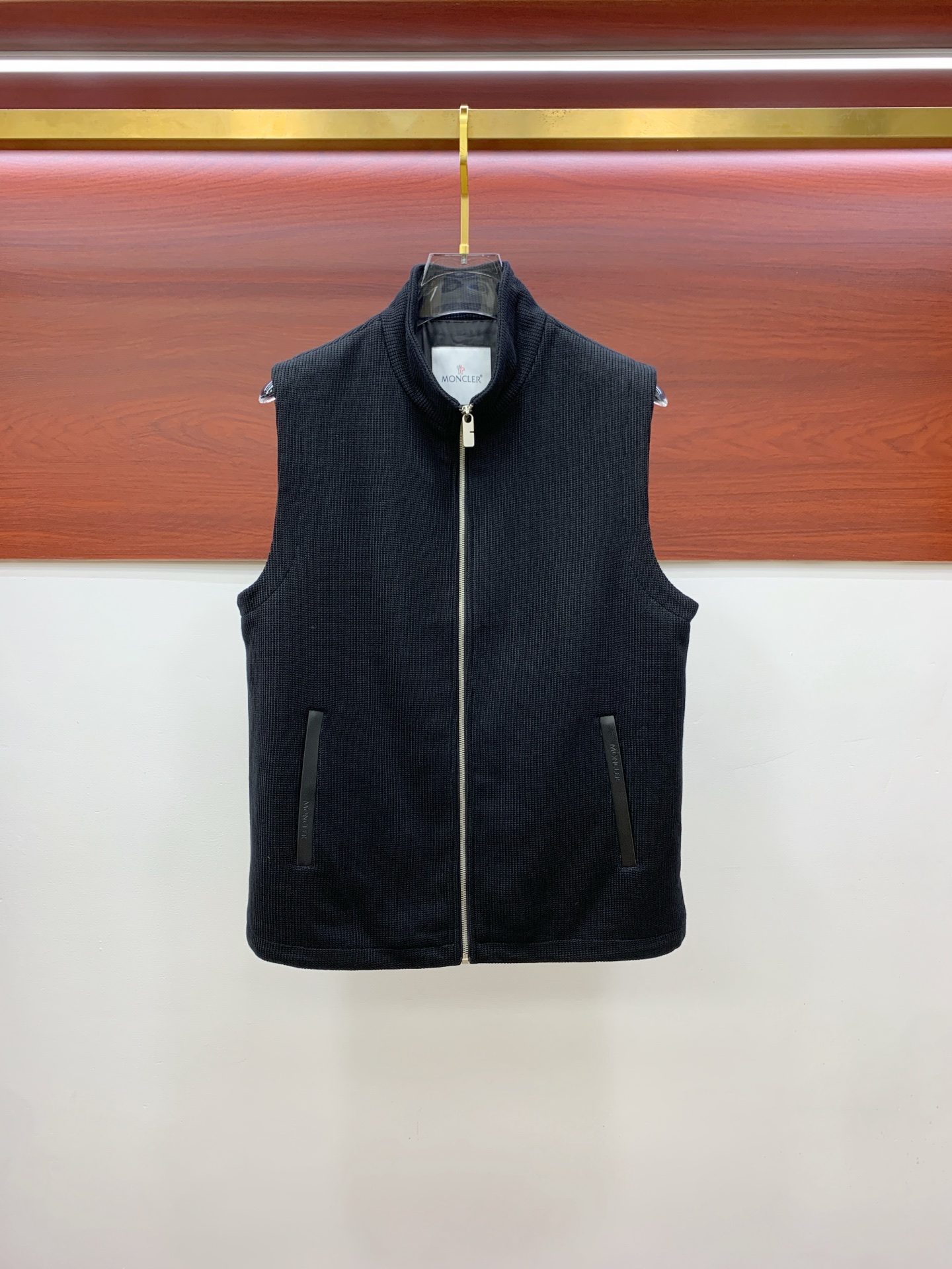 NO:549968,Mengkou 25ss autumn and winter [new product] the latest and top-notch cardigan vest sweater jacket!  Cardigan sweater, exquisite color matching and new trendy pullover, sold at the top quality counter, top-notch production technology imported fabrics, counter model unique design, using imported high-end custom-made imported silk thread with first-class feel!  On sale on the official website. Size: M-3XL,,Moncler,jackets & coats,sweaters,alexander wang19860909蒙口25ss秋冬【新品】最新最顶级开衫马甲背心针织衫外套 ！开衫毛衣,精致配色融合新款潮套头衫,最顶级的品质专柜在售,顶级制作工艺进口面料,专柜款独特设计,采用进口高端订制进口丝线手感一流！官网在售. 码数:M-3XL,,Moncler,jackets & coats,sweaters,alexander wang,Men's clothing