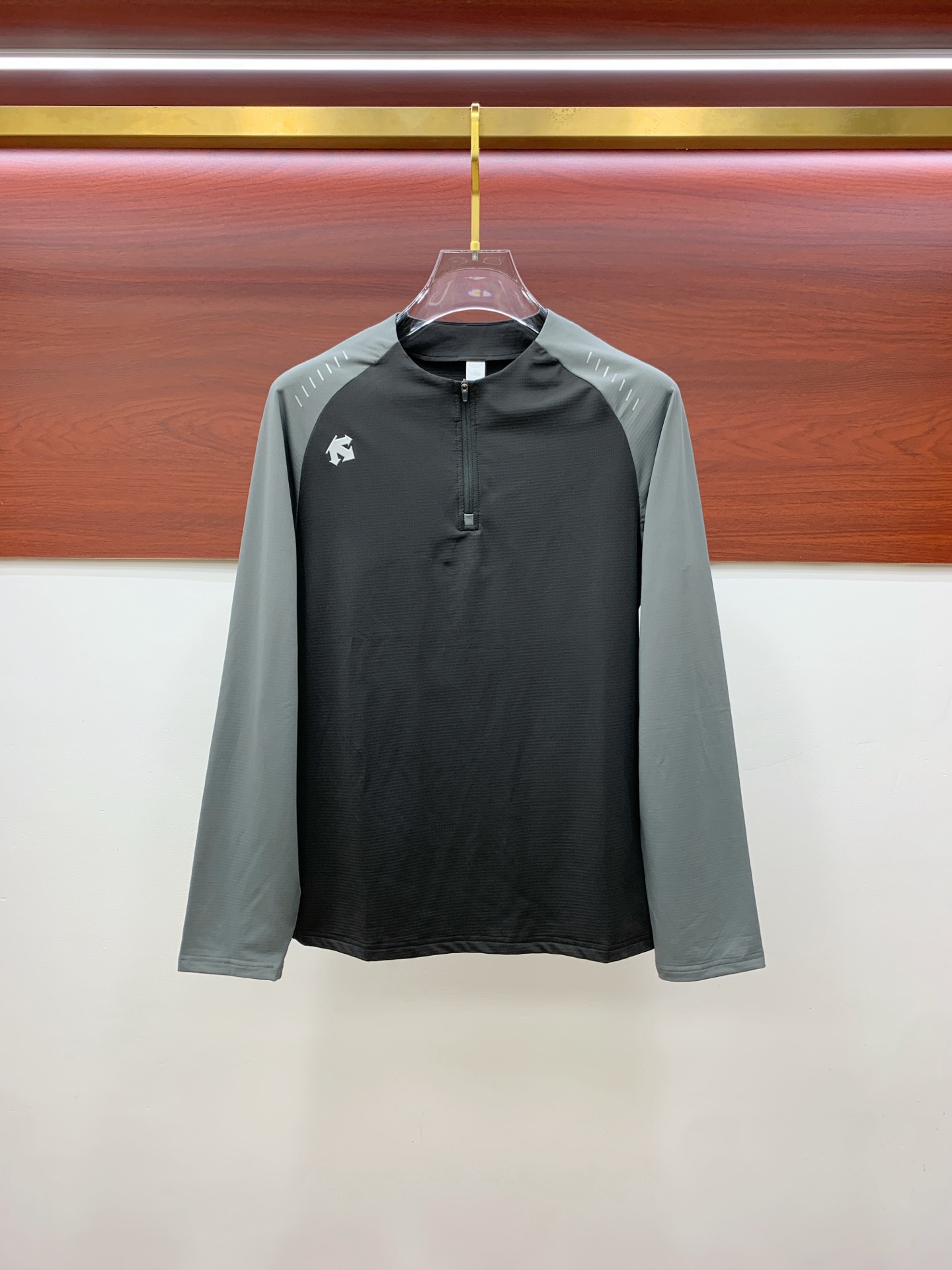 NO:567212,Descente 25ss early autumn [new product] round neck bottoming shirt is a hot style for single wear. Ultra-avant-garde design style. Delicate and comfortable. Very light and not easy to wrinkle. Multiple craftsmanship. The overall design is quite visual. The upper body is casual and stylish, with a certain degree of stiffness. It is definitely recommended for the temperament that is at the forefront of fashion. It is a must-have for urban leisure. Size M-3XL, alexander wang19860909迪桑特25ss早秋【新品】圆领打底衫单穿爆款 超前卫设计风格 细腻舒适 穿着非常轻便不易起皱.多重重工艺 整体的设计颇具视觉感,上身休闲有型,有一定的挺括度,绝对走在时尚最尖端的气质感推荐,都市休闲必备.码数M-3XL,,alexander wang,Men's clothing