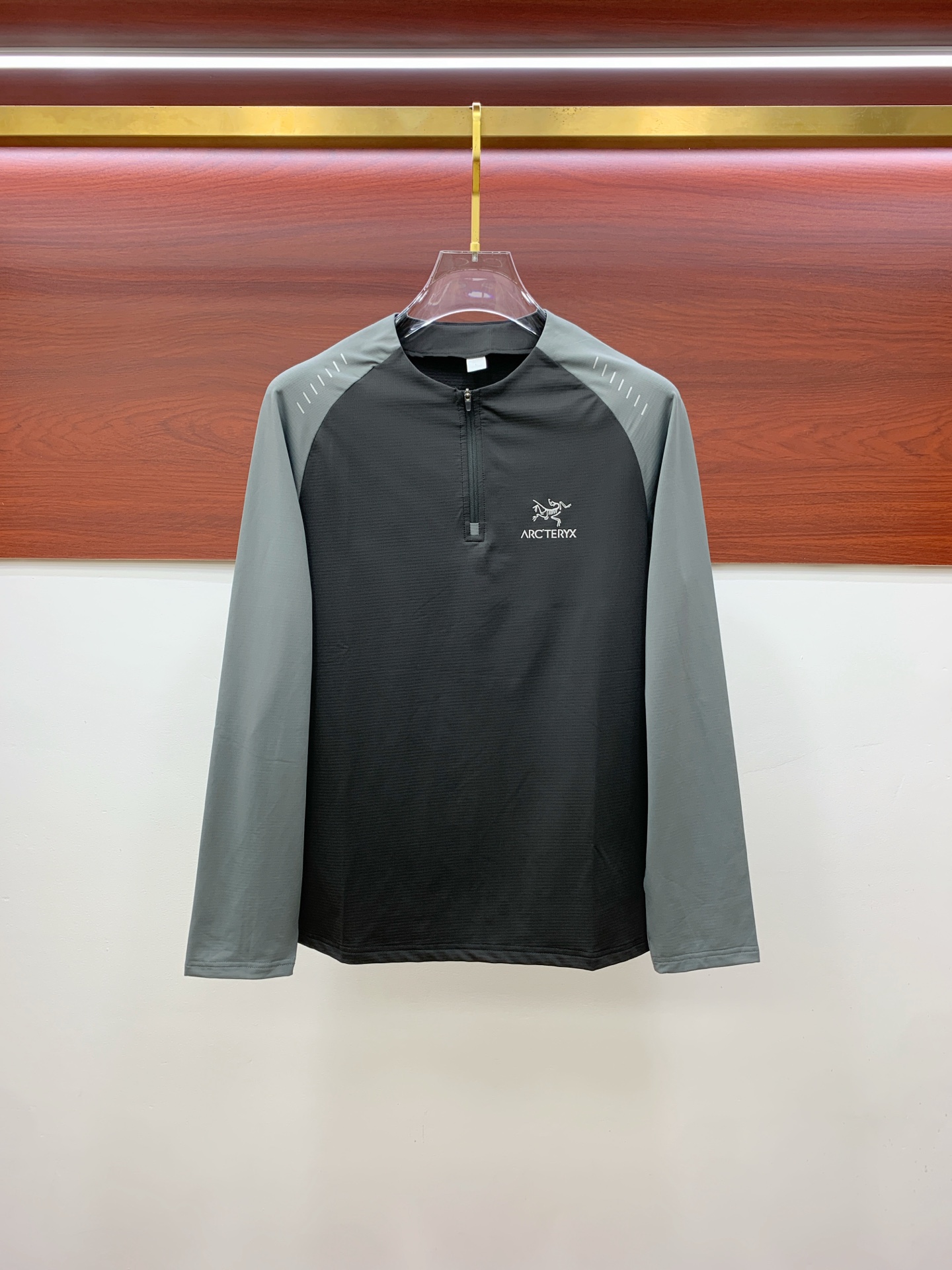 NO:567217,Arc'teryx 25ss early autumn [new product] round neck bottoming shirt is a hot style for single wear. Ultra-avant-garde design style. Delicate and comfortable. Very light and not easy to wrinkle. Multiple craftsmanship. The overall design is quite visual. The upper body is casual and stylish, with a certain degree of stiffness. It is definitely recommended for the temperament that is at the forefront of fashion. It is a must-have for urban leisure. Size M-3XL, arc'teryx, alexander wang19860909始祖鸟25ss早秋【新品】圆领打底衫单穿爆款 超前卫设计风格 细腻舒适 穿着非常轻便不易起皱.多重重工艺 整体的设计颇具视觉感,上身休闲有型,有一定的挺括度,绝对走在时尚最尖端的气质感推荐,都市休闲必备.码数M-3XL,arc'teryx,alexander wang,Men's clothing