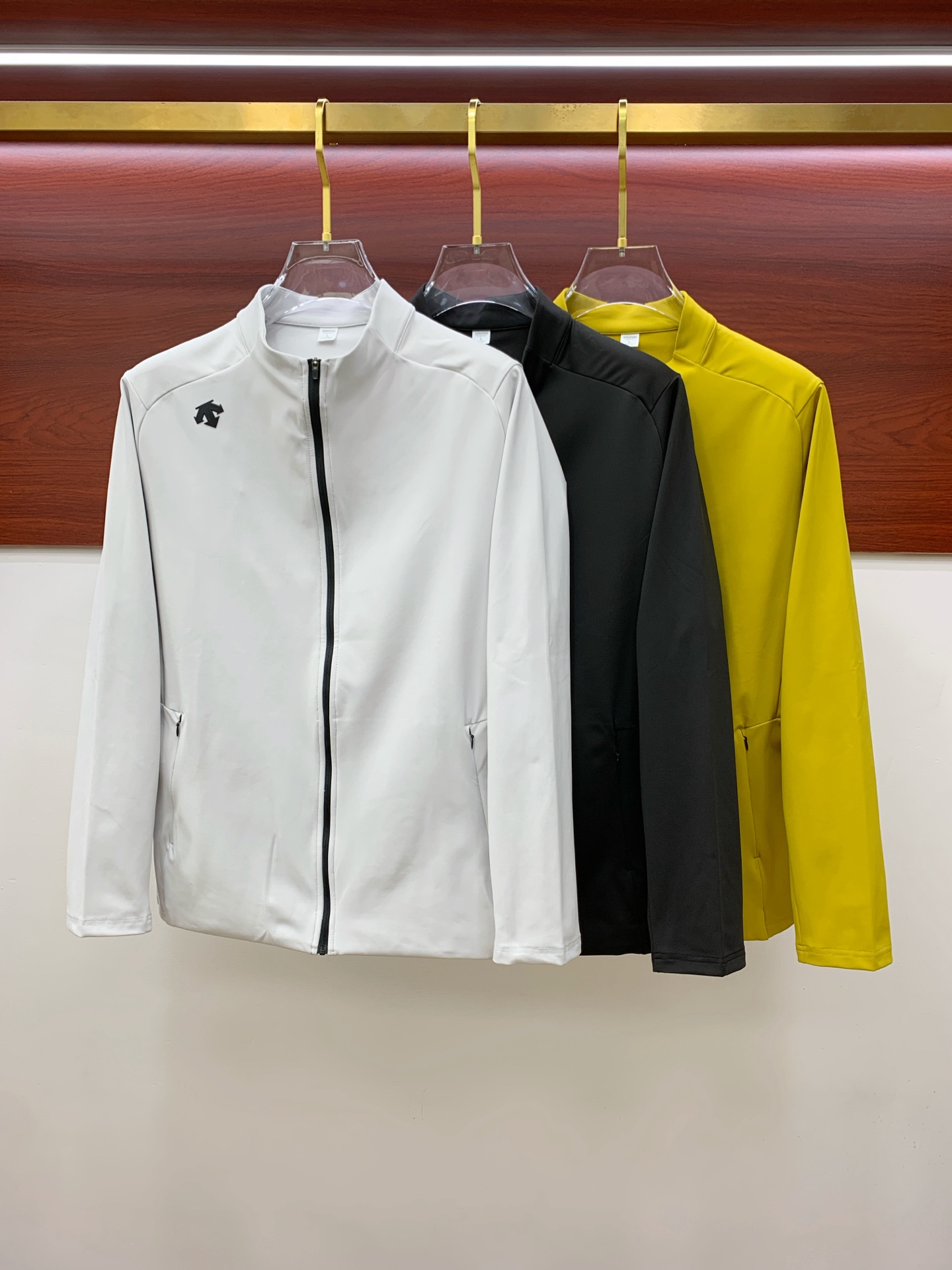 NO:567235,Descente 25ss early autumn [new product] windbreaker jacket hot style new casual fashion jacket autumn and winter counter!  Ultra-avant-garde design style, delicate and comfortable, very light to wear and not easy to wrinkle. Multiple craftsmanship. The overall design is quite visual. The upper body is casual and stylish, with a certain degree of stiffness. It is definitely at the forefront of fashion. It is recommended for urban leisure. Size M-3XL,,jackets & coats,jackets & coats,alexander wang19860909迪桑特25ss早秋【新品】风衣夹克外套爆款 秋冬专柜新款休闲时尚夹克外套！超前卫设计风格 细腻舒适 穿着非常轻便不易起皱.多重重工艺 整体的设计颇具视觉感,上身休闲有型,有一定的挺括度,绝对走在时尚最尖端的气质感推荐,都市休闲必备.码数M-3XL,,jackets & coats,jackets & coats,alexander wang,Men's clothing