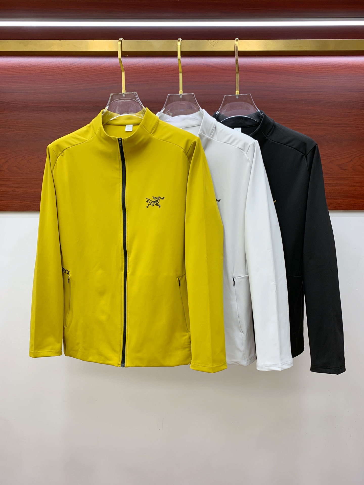 NO:567237,Arc'teryx 25ss Early Autumn [New Product] Windbreaker Jacket Hot Style New Casual Fashion Jacket at the Autumn and Winter Counter!  Ultra-avant-garde design style, delicate and comfortable, very light to wear and not easy to wrinkle. Multiple craftsmanship. The overall design is quite visual. The upper body is casual and stylish, with a certain degree of stiffness. It is definitely at the forefront of fashion. It is recommended for urban leisure. Size M-3XL, arc'teryx, jackets & coats, jackets & coats, alexander wang19860909始祖鸟25ss早秋【新品】风衣夹克外套爆款 秋冬专柜新款休闲时尚夹克外套！超前卫设计风格 细腻舒适 穿着非常轻便不易起皱.多重重工艺 整体的设计颇具视觉感,上身休闲有型,有一定的挺括度,绝对走在时尚最尖端的气质感推荐,都市休闲必备.码数M-3XL,arc'teryx,jackets & coats,jackets & coats,alexander wang,Men's clothing