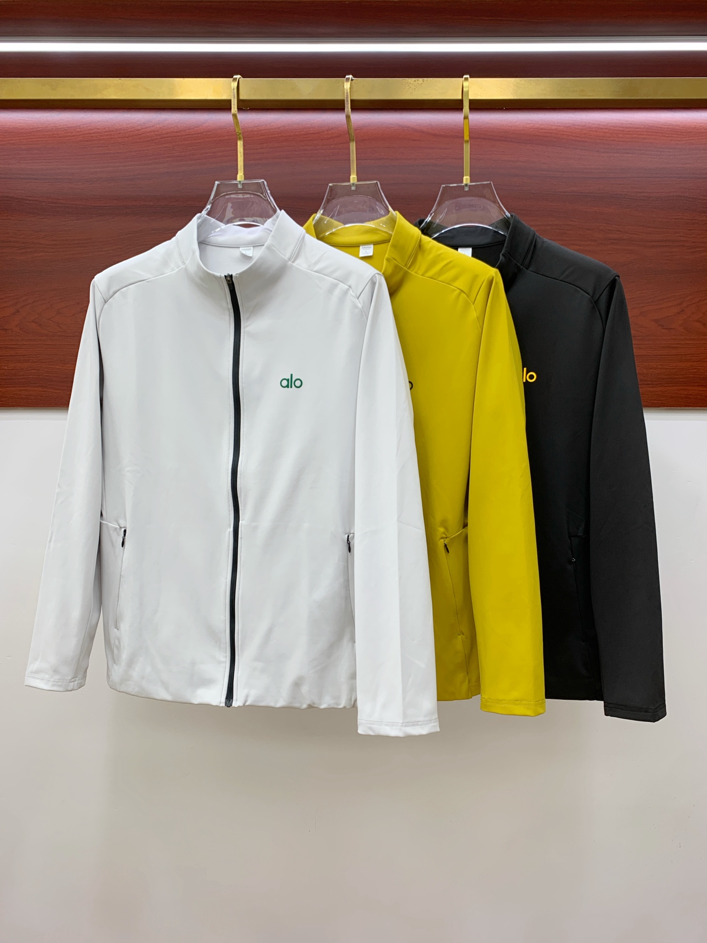 NO:567239,alo 25ss early autumn [new product] windbreaker jacket hot style new casual fashion jacket autumn and winter counter!  Ultra-avant-garde design style, delicate and comfortable, very light to wear and not easy to wrinkle. Multiple craftsmanship. The overall design is quite visual. The upper body is casual and stylish, with a certain degree of stiffness. It is definitely at the forefront of fashion. It is recommended for urban leisure. Size M-3XL,,jackets & coats,jackets & coats,alexander wang19860909alo 25ss早秋【新品】风衣夹克外套爆款 秋冬专柜新款休闲时尚夹克外套！超前卫设计风格 细腻舒适 穿着非常轻便不易起皱.多重重工艺 整体的设计颇具视觉感,上身休闲有型,有一定的挺括度,绝对走在时尚最尖端的气质感推荐,都市休闲必备.码数M-3XL,,jackets & coats,jackets & coats,alexander wang,Men's clothing