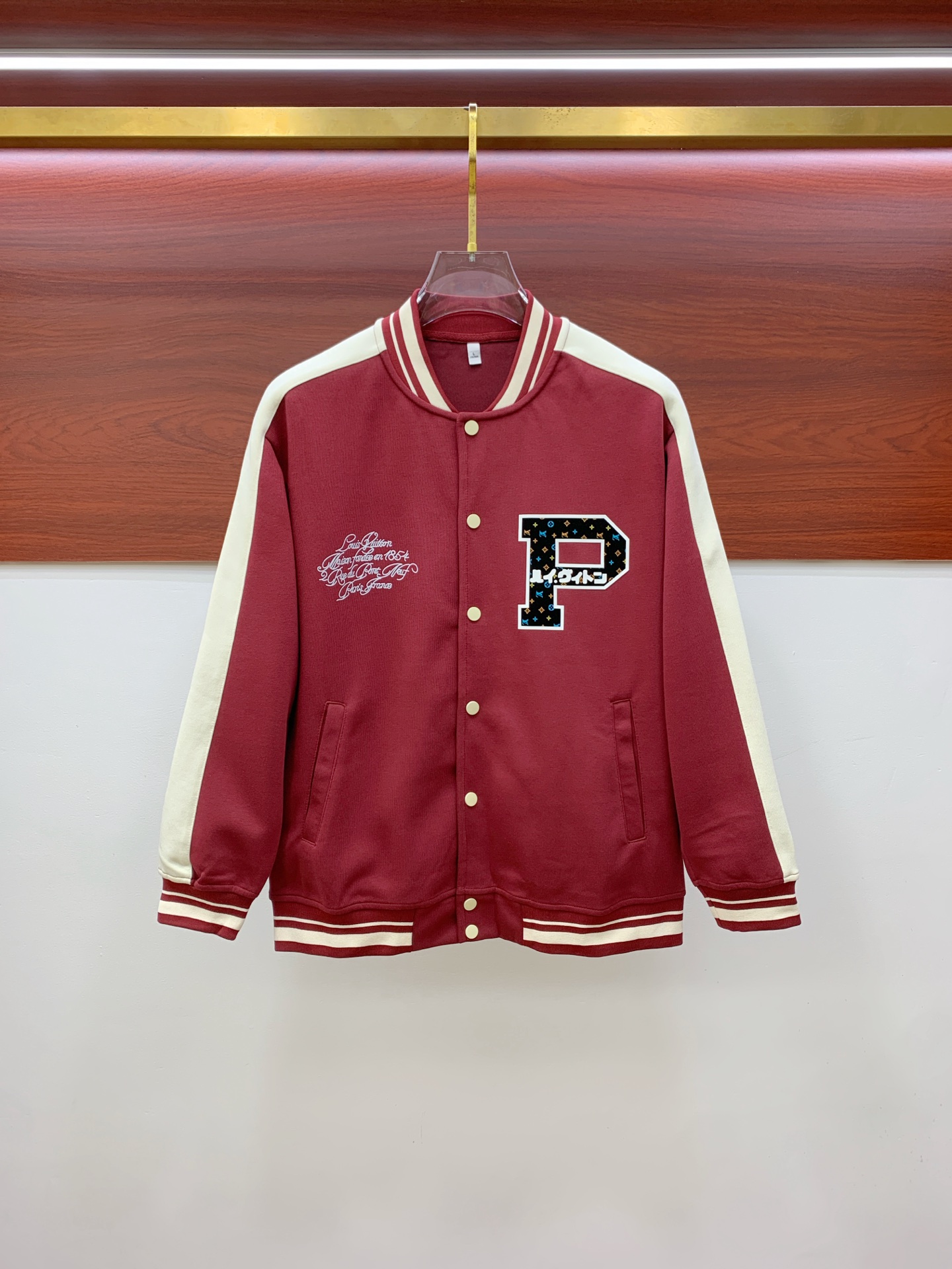 NO:567228,LV25ss early autumn [new product] popular jackets and jackets. New casual and fashionable jackets at the autumn and winter counters!  Ultra-avant-garde design style, delicate and comfortable, very light to wear and not easy to wrinkle. Multiple craftsmanship. The overall design is quite visual. The upper body is casual and stylish, with a certain degree of stiffness. It is definitely at the forefront of fashion. Recommended for a sense of temperament, a must-have for urban leisure. Size M-3XL, Louis Vuitton, jackets & coats, jackets & coats, alexander wang19860909LV25ss早秋【新品】夹克外套爆款 秋冬专柜新款休闲时尚夹克外套！超前卫设计风格 细腻舒适 穿着非常轻便不易起皱.多重重工艺 整体的设计颇具视觉感,上身休闲有型,有一定的挺括度,绝对走在时尚最尖端的气质感推荐,都市休闲必备.码数M-3XL,,louis vuitton,jackets & coats,jackets & coats,alexander wang,Men's clothing