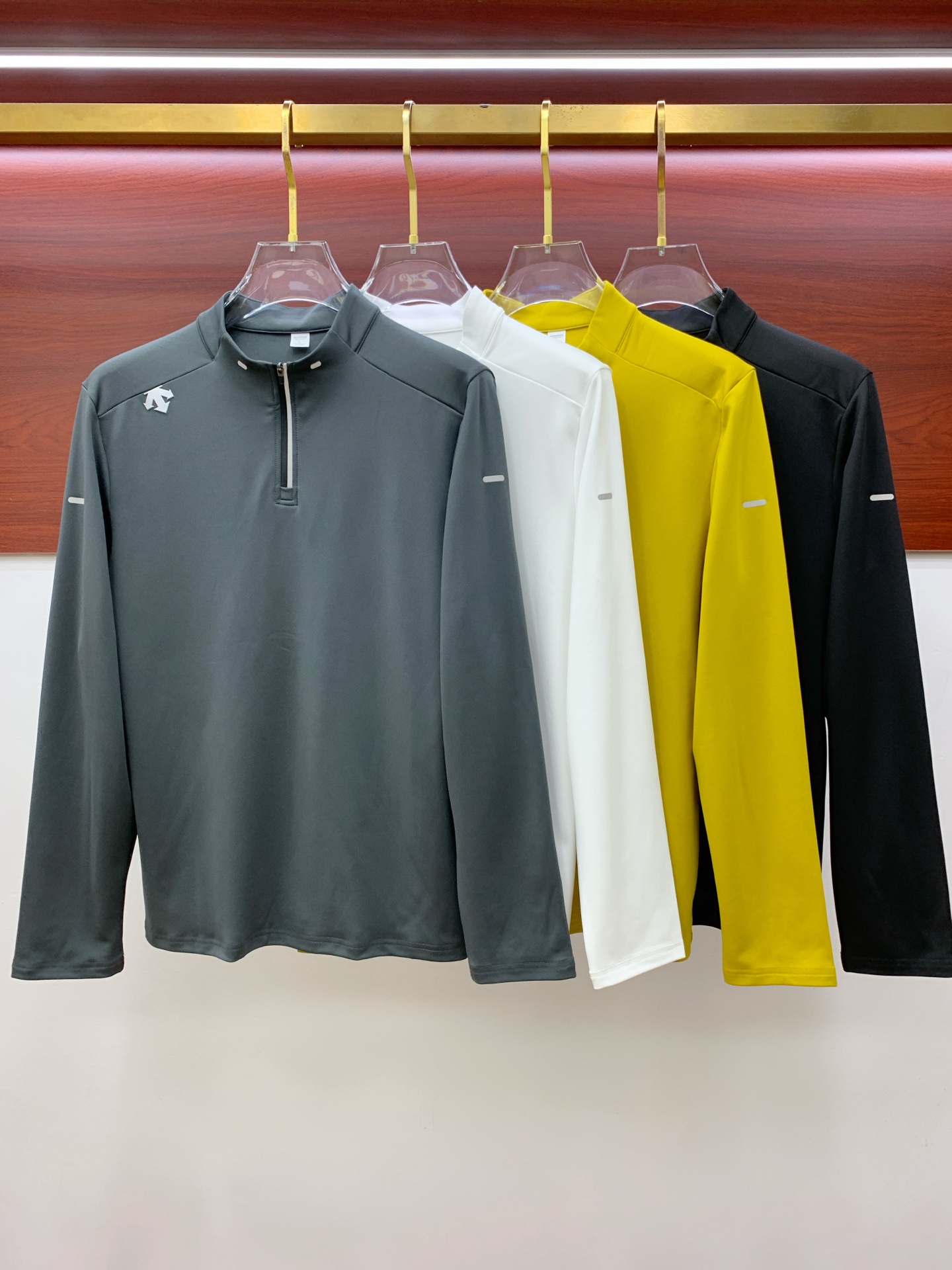 NO:567223,Descente 25ss early autumn [new product] round neck bottoming shirt is popular for single-wear sweatshirts. Ultra-avant-garde design style, delicate and comfortable, very light and not easy to wrinkle. Multiple craftsmanship. The overall design is quite visual, the upper body is casual and stylish, and has a certain degree of stiffness. It is definitely recommended for the temperament that is at the forefront of fashion. It is a must-have for urban leisure. Size M-3XL, hoodie, sweatshirts, alexander wang19860909迪桑特25ss早秋【新品】圆领打底衫单穿卫衣爆款 超前卫设计风格 细腻舒适 穿着非常轻便不易起皱.多重重工艺 整体的设计颇具视觉感,上身休闲有型,有一定的挺括度,绝对走在时尚最尖端的气质感推荐,都市休闲必备.码数M-3XL,,hoodie,sweatshirts,alexander wang,Men's clothing