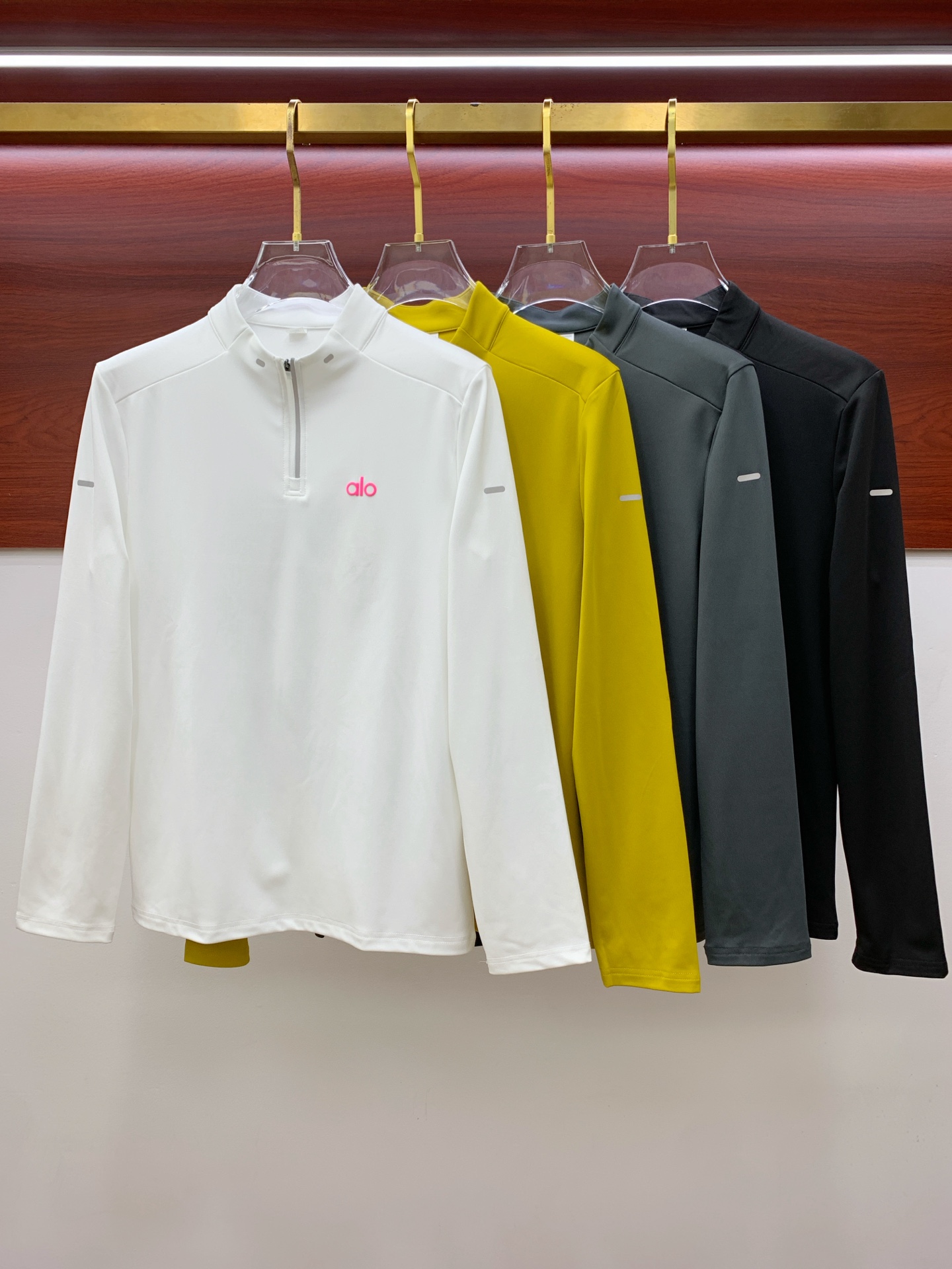 NO:567226,alo 25ss early autumn [new product] round neck bottoming shirt is a popular single-wear sweatshirt. Ultra-avant-garde design style. Delicate and comfortable. Very light and not easy to wrinkle. Multiple craftsmanship. The overall design is quite visual. The upper body is casual and stylish, with a certain degree of stiffness. It is definitely recommended for the temperament that is at the forefront of fashion. It is a must-have for urban leisure. Size M-3XL, hoodie, sweatshirts, alexander wang19860909alo 25ss早秋【新品】圆领打底衫单穿卫衣爆款 超前卫设计风格 细腻舒适 穿着非常轻便不易起皱.多重重工艺 整体的设计颇具视觉感,上身休闲有型,有一定的挺括度,绝对走在时尚最尖端的气质感推荐,都市休闲必备.码数M-3XL,,hoodie,sweatshirts,alexander wang,Men's clothing