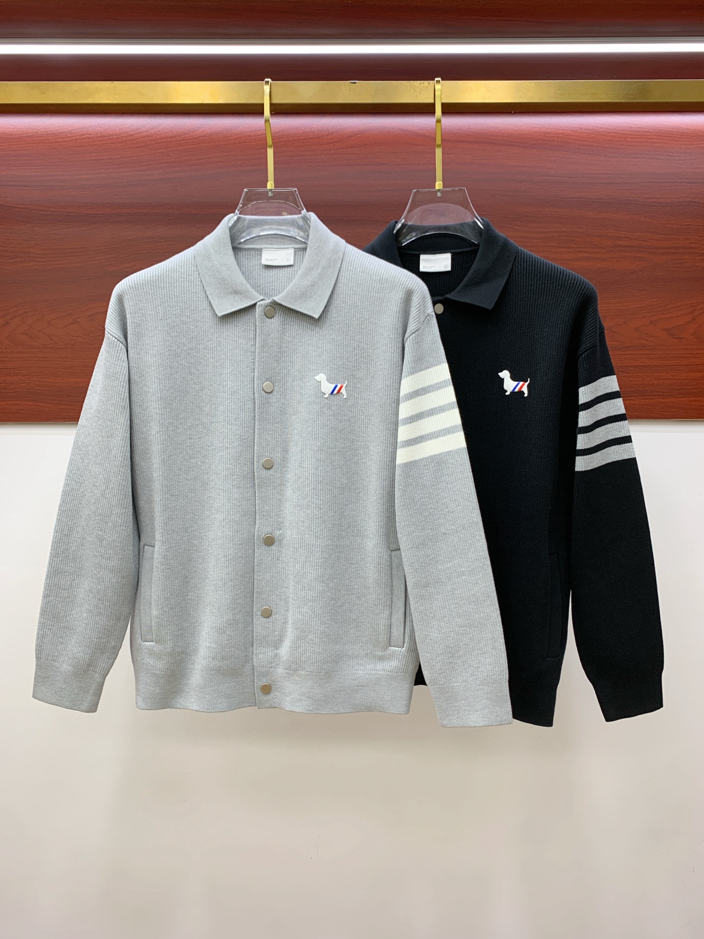 NO:567243,TB25ss autumn and winter [new product] the latest and top-quality cardigan wool sweater jacket!  Cardigan sweater, exquisite color matching and new trendy pullover, sold at the top quality counter, top-notch production technology imported fabrics, counter model unique design, using imported high-end custom-made imported silk thread with first-class feel!  On sale on the official website. Size: M-3XL,,jackets & coats,sweaters,alexander wang19860909TB25ss秋冬【新品】最新最顶级开衫羊毛针织衫外套 ！开衫毛衣,精致配色融合新款潮套头衫,最顶级的品质专柜在售,顶级制作工艺进口面料,专柜款独特设计,采用进口高端订制进口丝线手感一流！官网在售. 码数:M-3XL,,jackets & coats,sweaters,alexander wang,Men's clothing