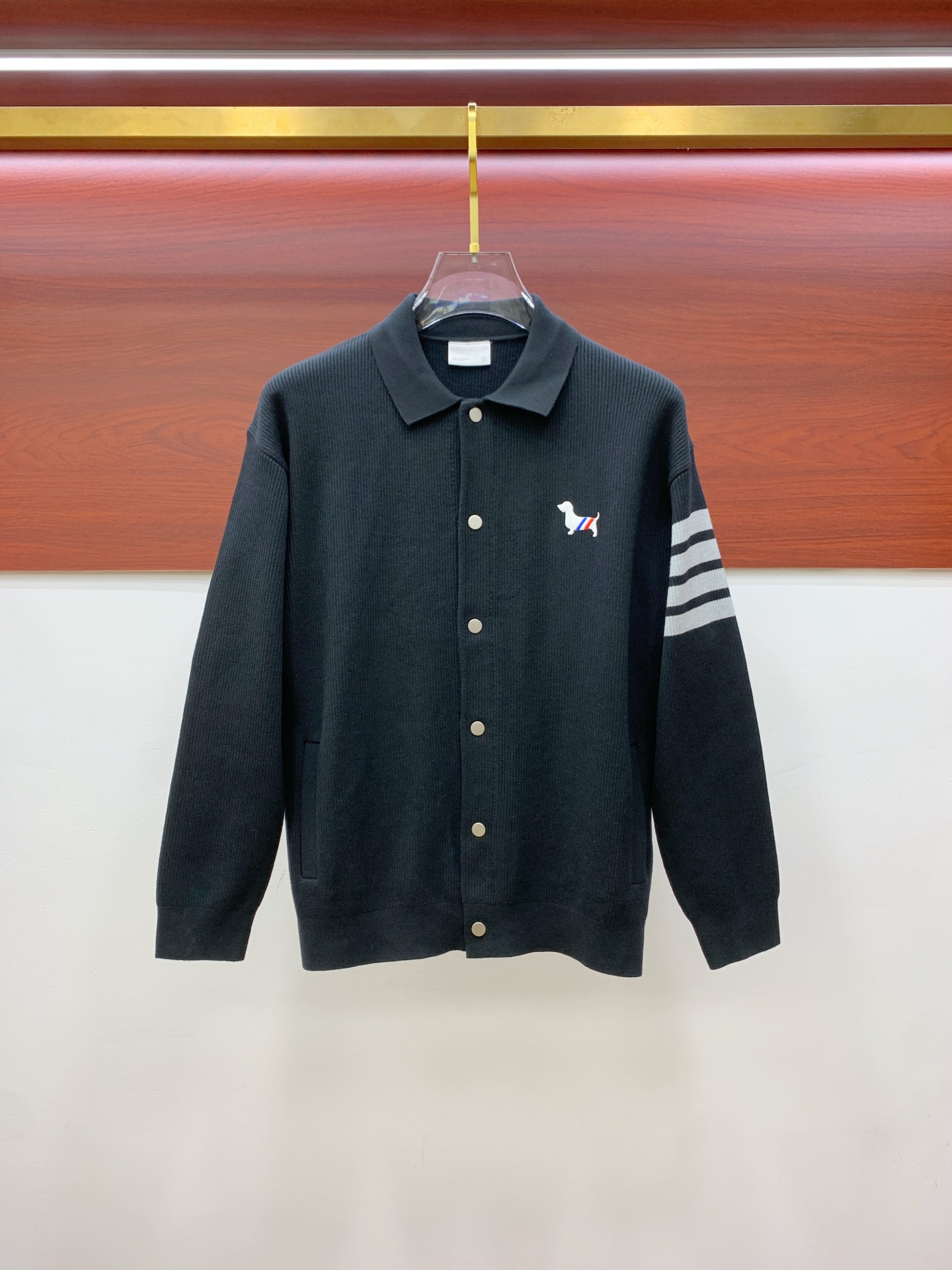 NO:567241,TB 25ss autumn and winter [new product] the latest and top-notch cardigan wool sweater jacket!  Cardigan sweater, exquisite color matching and new trendy pullover, sold at the top quality counter, top-notch production technology imported fabrics, counter model unique design, using imported high-end custom-made imported silk thread with first-class feel!  On sale on the official website. Size: M-3XL,,jackets & coats,sweaters,alexander wang19860909TB 25ss秋冬【新品】最新最顶级开衫羊毛针织衫外套 ！开衫毛衣,精致配色融合新款潮套头衫,最顶级的品质专柜在售,顶级制作工艺进口面料,专柜款独特设计,采用进口高端订制进口丝线手感一流！官网在售. 码数:M-3XL,,jackets & coats,sweaters,alexander wang,Men's clothing