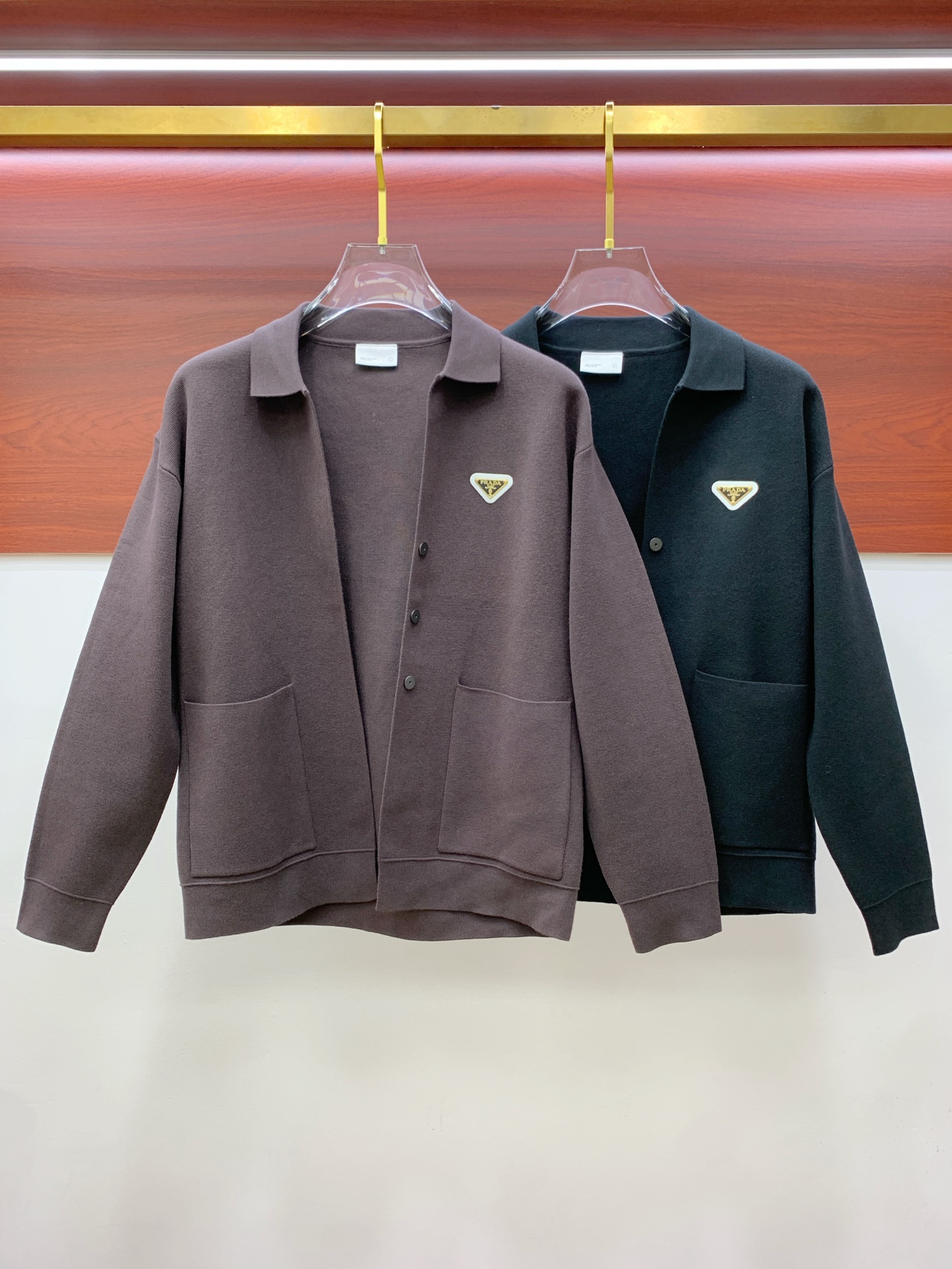 NO:567245,Prada 25ss autumn and winter [new product] the latest and top-notch cardigan wool sweater jacket!  Cardigan sweater, exquisite color matching and new trendy pullover, sold at the top quality counter, top-notch production technology imported fabrics, counter model unique design, using imported high-end custom-made imported silk thread with first-class feel!  On sale on the official website. Size: M-3XL,, prada, jackets & coats, sweaters, alexander wang19860909普拉达25ss秋冬【新品】最新最顶级开衫羊毛针织衫外套 ！开衫毛衣,精致配色融合新款潮套头衫,最顶级的品质专柜在售,顶级制作工艺进口面料,专柜款独特设计,采用进口高端订制进口丝线手感一流！官网在售. 码数:M-3XL,,prada,jackets & coats,sweaters,alexander wang,Men's clothing