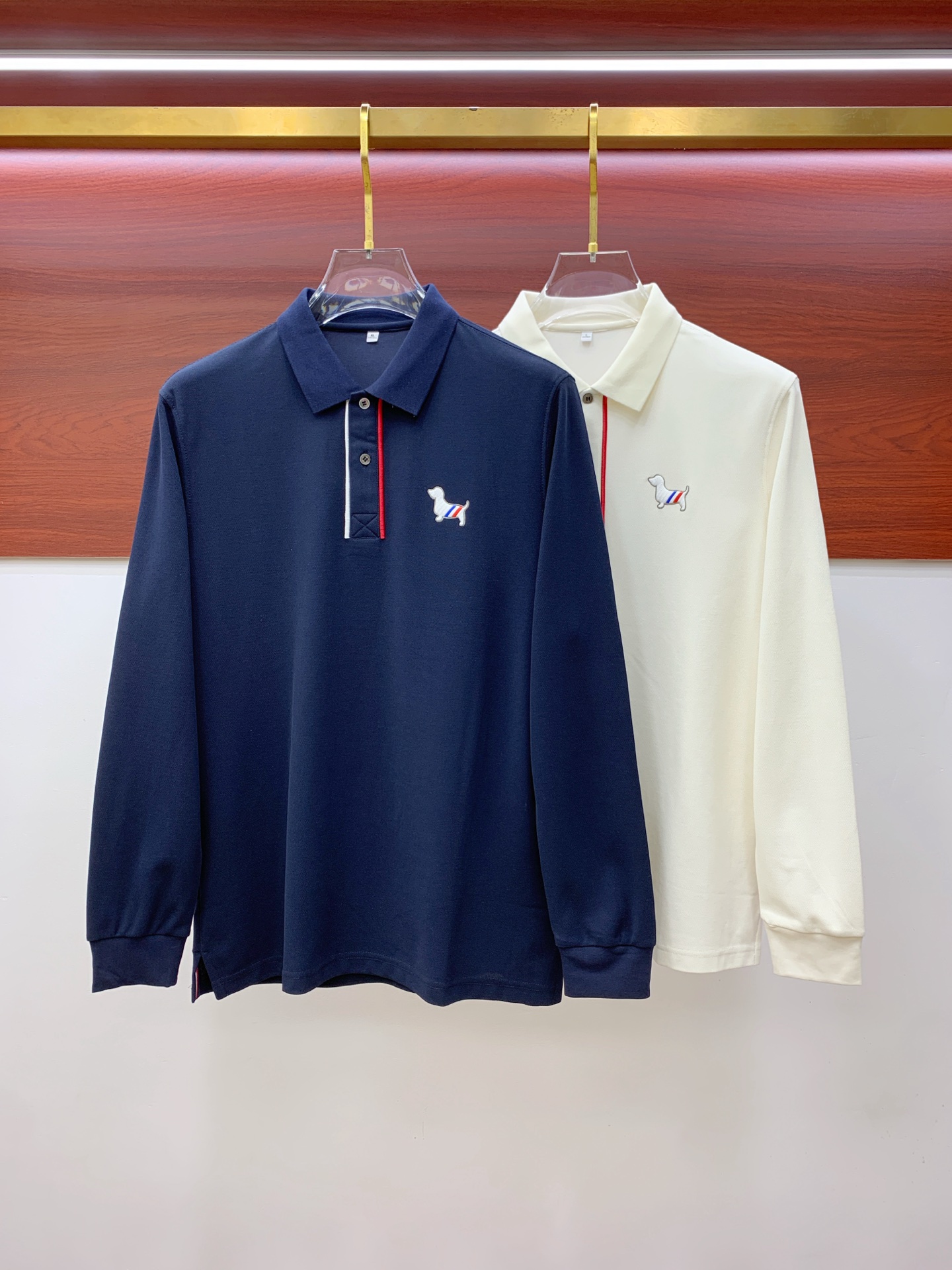 NO:567233,TB Autumn and Winter 25SS [New Product] New long-sleeved lapel T-shirt polo, the highest version available for customization of high-end rhubarb fabric, simple and fashionable style, color-blocked threads are super good-looking!  Simple and elegant style with classic logo!  Full of high-end sense, can be worn in all seasons. Simple European style official website is selling sizes M-3XL, tees, t-shirts, alexander wang19860909TB秋冬25SS【新品】新款长袖翻领T恤polo,最高版本客供定制高端朱地面料简单时尚款,拼色螺纹超级好看！经典logo简单大方的款式！满满的高级感,四季可穿.简欧风格官网在售码数M-3XL,,tees，t-shirt,alexander wang,Men's clothing