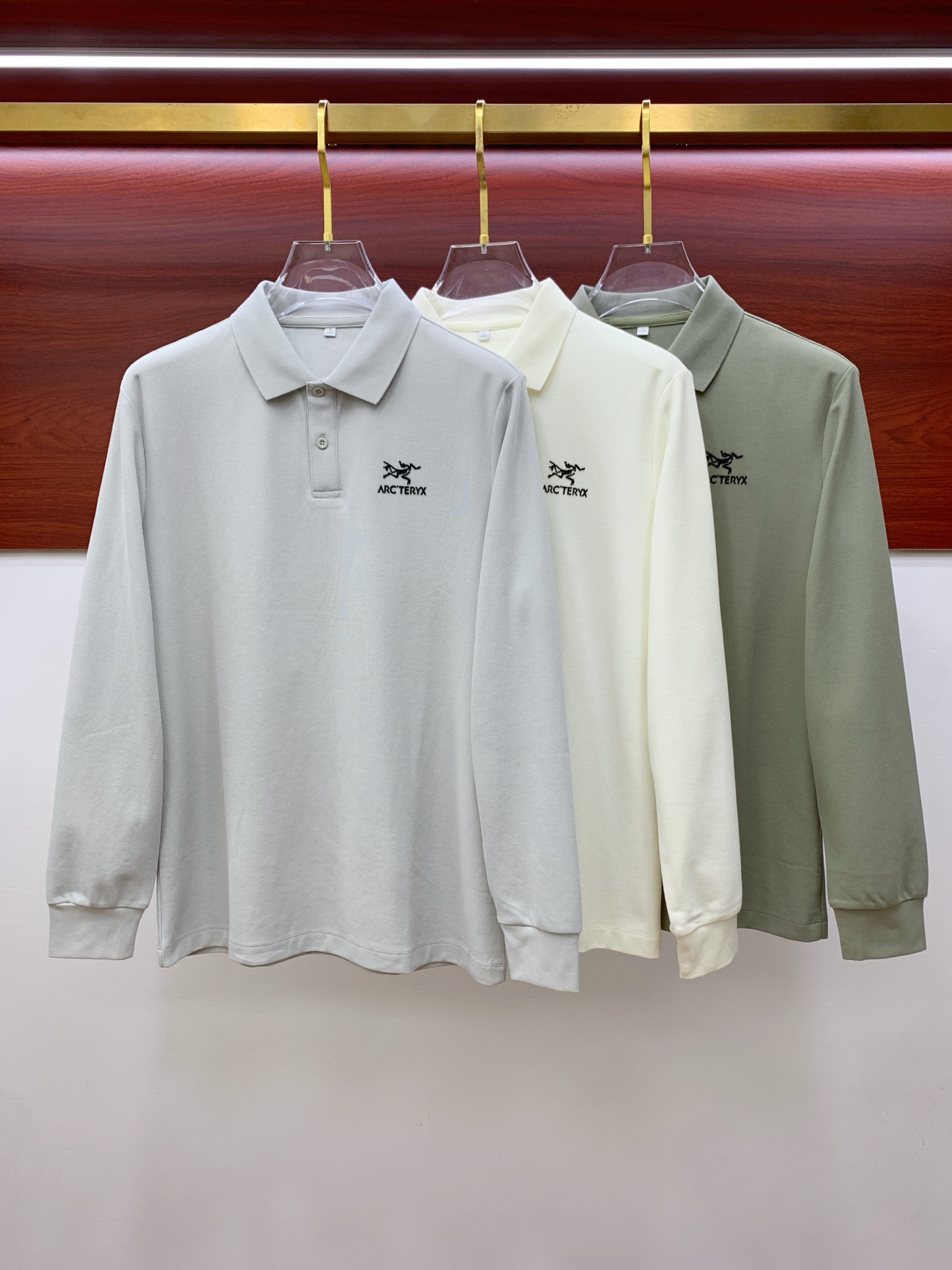 NO:567231,Arc'teryx Autumn and Winter 25SS [New Product] New long-sleeved lapel T-shirt polo, the highest version can be customized with high-end rhubarb fabric, simple and fashionable style, the color-blocked threads are super beautiful!  Simple and elegant style with classic logo!  Full of high-end feel, can be worn in all seasons. Simple European style official website is selling sizes M-3XL, arc'teryx, tees, t-shirt, alexander wang19860909始祖鸟秋冬25SS【新品】新款长袖翻领T恤polo,最高版本客供定制高端朱地面料简单时尚款,拼色螺纹超级好看！经典logo简单大方的款式！满满的高级感,四季可穿.简欧风格官网在售码数M-3XL,arc'teryx,tees，t-shirt,alexander wang,Men's clothing