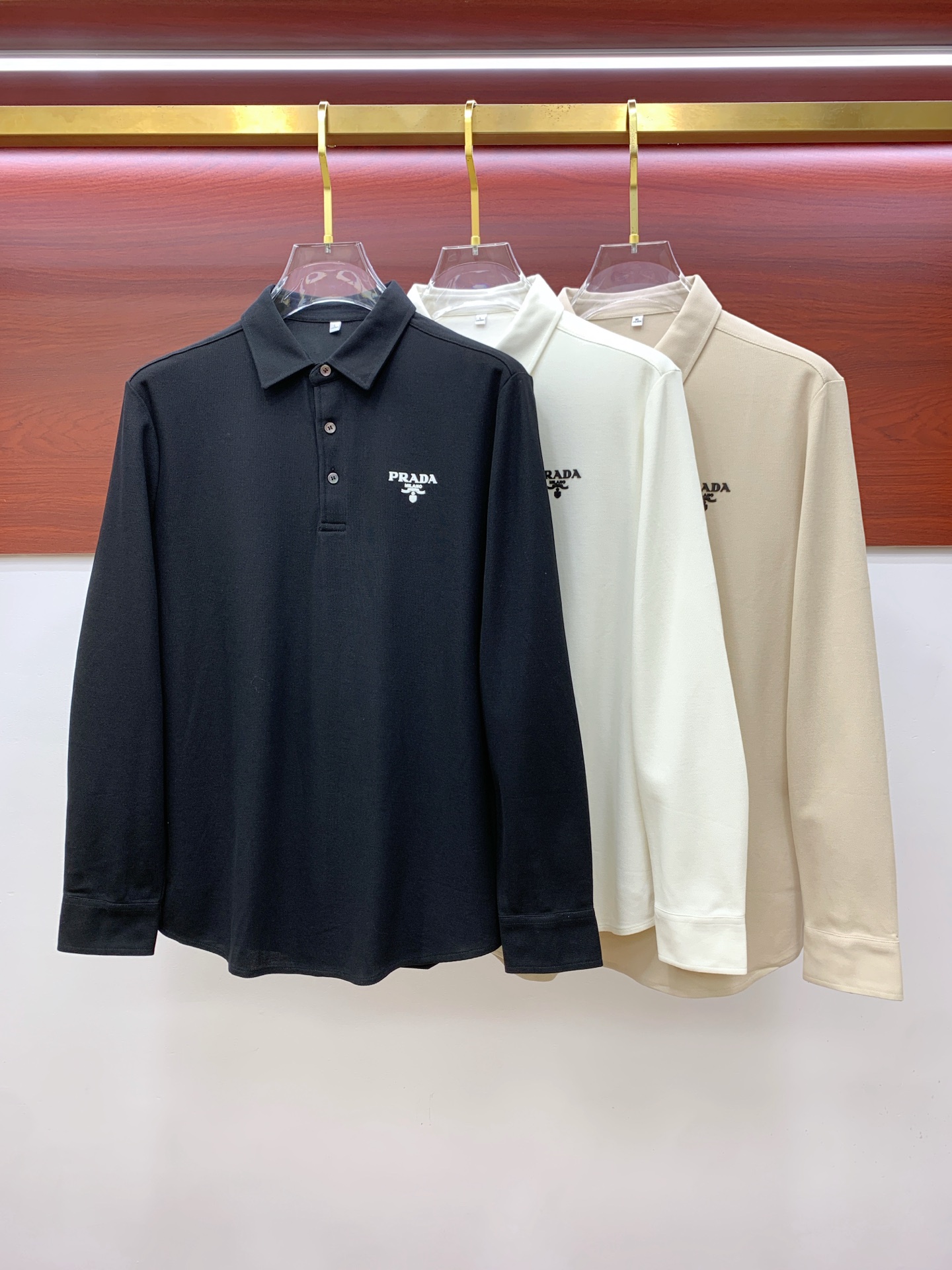 NO:567229,Prada Autumn and Winter 25SS [New Product] New long-sleeved lapel T-shirt polo, the highest version available for customization of high-end rhubarb fabric, simple and fashionable style, color-blocked threads are super beautiful!  Simple and elegant style with classic logo!  Full of high-end sense, can be worn in all seasons. Simple European style official website is selling sizes M-3XL, prada, tees, t-shirt, alexander wang19860909普拉达秋冬25SS【新品】新款长袖翻领T恤polo,最高版本客供定制高端朱地面料简单时尚款,拼色螺纹超级好看！经典logo简单大方的款式！满满的高级感,四季可穿.简欧风格官网在售码数M-3XL,,prada,tees，t-shirt,alexander wang,Men's clothing