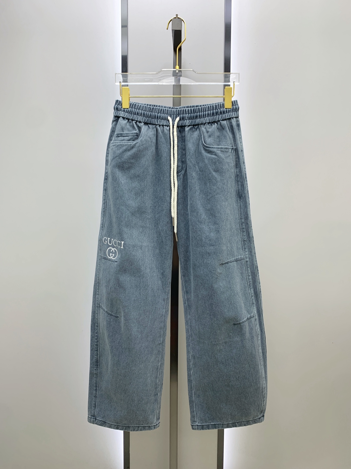 NO:569384,Gucci [New Product] Early Autumn 25ss Casual Pants golden classic appears again, original order high-quality fashionable casual pants. Super versatile style. Exclusive customized fabric, very wide and stylish, close-fitting and comfortable. Original customization counter latest hardware accessories. Super beautiful version, upper body shows slender legs, lining and routing are impeccable, can be attended in any occasion, once again emphasize that the fabric is very, very classy! Size 29-38,,gucci,alexander wang19860909古驰【新品】早秋25ss休闲裤金典再次出现,原单订制高品质时尚休闲裤.超级百搭款.独家定制面料,挺阔有型,贴身舒适.原版定制专柜最新五金辅料.超靓版型、上身显腿修长,內里,走线都无可挑剔,任何场合都可出席,再次强调面料非常非常显档次！码数 29-38,,gucci,alexander wang,Men's clothing