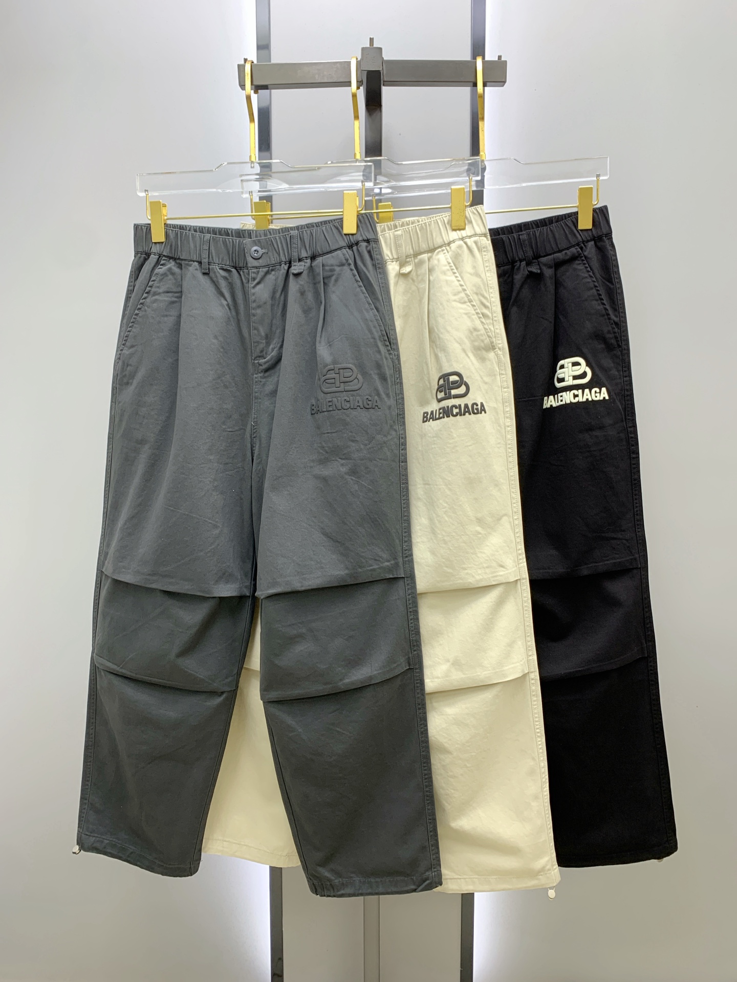 NO:569388,Balenciaga [New Product] Early Autumn 25ss Casual Pants golden classic appears again, original order high-quality fashionable casual pants. Super versatile style. Exclusive custom-made fabric, very wide and stylish, close-fitting and comfortable. Original custom-made counter latest hardware accessories. Super beautiful version, the upper body shows slender legs, the lining and routing are impeccable, you can attend any occasion, and once again emphasize that the fabric is very, very classy! Code number 29-38,,balenciaga,alexander wang19860909巴黎世家【新品】早秋25ss休闲裤金典再次出现,原单订制高品质时尚休闲裤.超级百搭款.独家定制面料,挺阔有型,贴身舒适.原版定制专柜最新五金辅料.超靓版型、上身显腿修长,內里,走线都无可挑剔,任何场合都可出席,再次强调面料非常非常显档次！码数 29-38,,balenciaga,alexander wang,Men's clothing