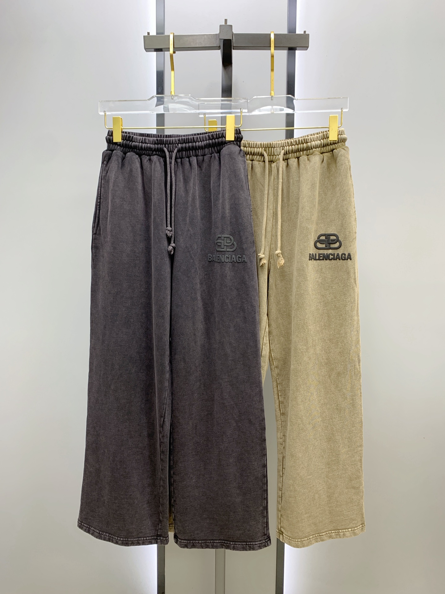 NO:569346,Balenciaga [New Product] Early Autumn 25ss Casual Pants golden classic appears again, original order high-quality fashionable casual pants. Super versatile style. Exclusive custom-made fabric, very wide and stylish, close-fitting and comfortable. Original custom-made counter latest hardware accessories. Super beautiful version, the upper body shows slender legs, the lining and routing are impeccable, you can attend any occasion, and once again emphasize that the fabric is very, very classy! Size S-2Xl,,balenciaga,alexander wang19860909巴黎世家【新品】早秋25ss休闲裤金典再次出现,原单订制高品质时尚休闲裤.超级百搭款.独家定制面料,挺阔有型,贴身舒适.原版定制专柜最新五金辅料.超靓版型、上身显腿修长,內里,走线都无可挑剔,任何场合都可出席,再次强调面料非常非常显档次！码数 S-2Xl,,balenciaga,alexander wang,Men's clothing