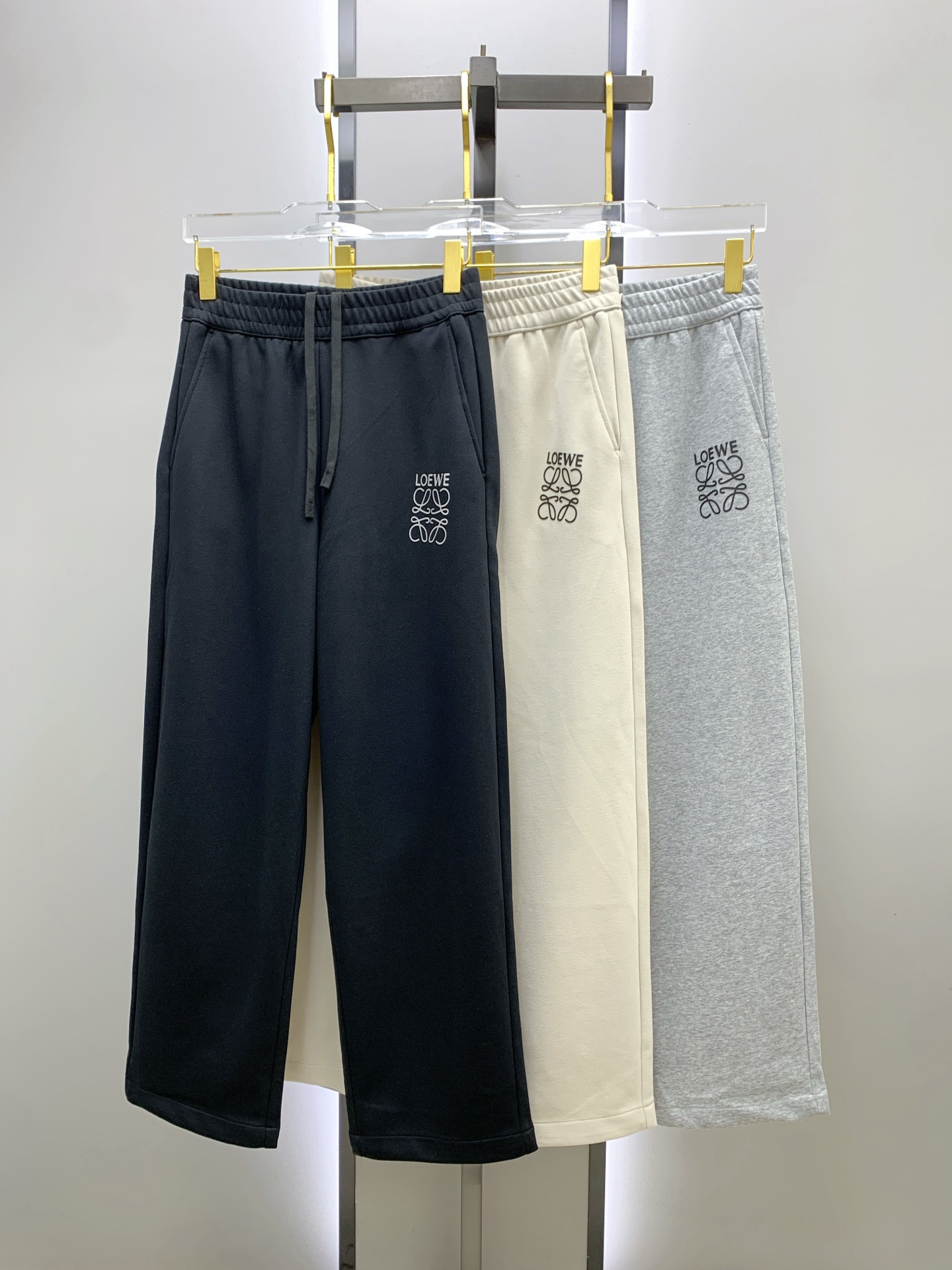 NO:569356,Luo Yiwei's [new product] early autumn 25ss casual pants golden classic appears again, original order high-quality fashionable casual pants. Super versatile. Exclusive custom-made fabrics, very wide and stylish, close-fitting and comfortable. The latest hardware accessories from the original custom counter. Super beautiful version, the upper body shows slender legs, the lining and routing are impeccable, you can attend any occasion, and once again emphasize that the fabric is very, very classy! Code number 29-38,,loewe,alexander wang19860909罗意威【新品】早秋25ss休闲裤金典再次出现,原单订制高品质时尚休闲裤.超级百搭款.独家定制面料,挺阔有型,贴身舒适.原版定制专柜最新五金辅料.超靓版型、上身显腿修长,內里,走线都无可挑剔,任何场合都可出席,再次强调面料非常非常显档次！码数 29-38,,loewe,alexander wang,Men's clothing