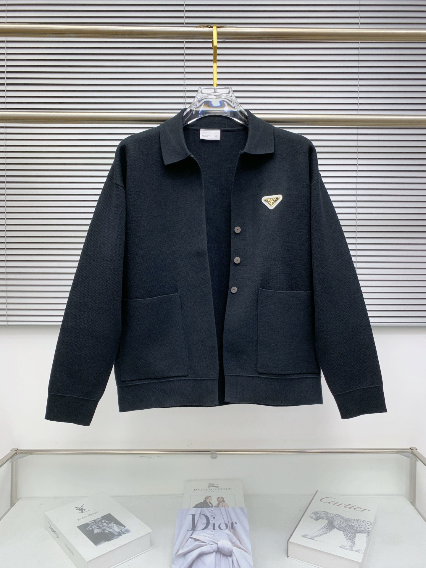 NO:573841,Prada 25ss autumn and winter [new product] the latest and top-notch cardigan wool sweater jacket!  Cardigan sweater, exquisite color matching and new trendy pullover, sold at the top quality counter, top-notch production technology imported fabrics, counter model unique design, using imported high-end custom-made imported silk thread with first-class feel!  On sale on the official website. Size: M-3XL,, prada, jackets & coats, sweaters, alexander wang19860909普拉达25ss秋冬【新品】最新最顶级开衫羊毛针织衫外套 ！开衫毛衣,精致配色融合新款潮套头衫,最顶级的品质专柜在售,顶级制作工艺进口面料,专柜款独特设计,采用进口高端订制进口丝线手感一流！官网在售. 码数:M-3XL,,prada,jackets & coats,sweaters,alexander wang,Men's clothing