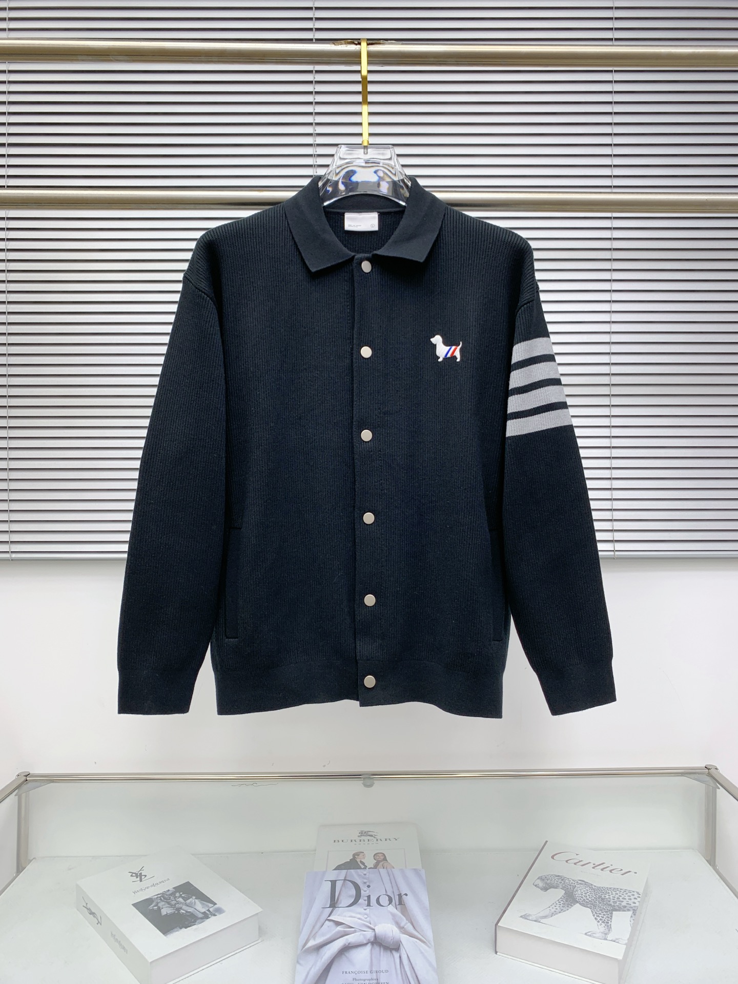 NO:573844,TB 25ss autumn and winter [new product] the latest and top-notch cardigan wool sweater jacket!  Cardigan sweater, exquisite color matching and new trendy pullover, sold at the top quality counter, top-notch production technology imported fabrics, counter model unique design, using imported high-end custom-made imported silk thread with first-class feel!  On sale on the official website. Size: M-3XL,,jackets & coats,sweaters,alexander wang19860909TB 25ss秋冬【新品】最新最顶级开衫羊毛针织衫外套 ！开衫毛衣,精致配色融合新款潮套头衫,最顶级的品质专柜在售,顶级制作工艺进口面料,专柜款独特设计,采用进口高端订制进口丝线手感一流！官网在售. 码数:M-3XL,,jackets & coats,sweaters,alexander wang,Men's clothing