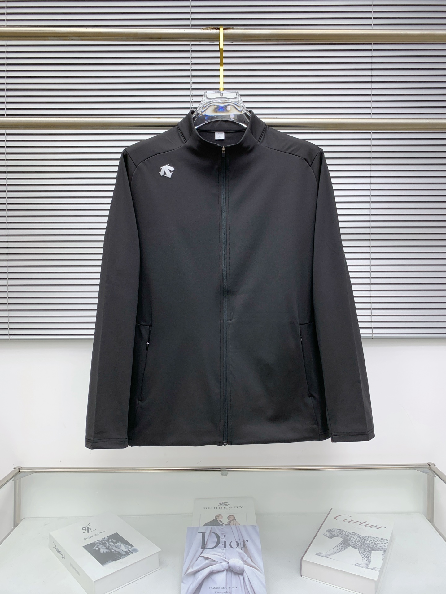 NO:573861,Descente 25ss early autumn [new product] windbreaker jacket hot style new casual fashion jacket autumn and winter counter!  Ultra-avant-garde design style, delicate and comfortable, very light to wear and not easy to wrinkle. Multiple craftsmanship. The overall design is quite visual. The upper body is casual and stylish, with a certain degree of stiffness. It is definitely at the forefront of fashion. It is recommended for urban leisure. Size M-3XL,,jackets & coats,jackets & coats,alexander wang19860909迪桑特25ss早秋【新品】风衣夹克外套爆款 秋冬专柜新款休闲时尚夹克外套！超前卫设计风格 细腻舒适 穿着非常轻便不易起皱.多重重工艺 整体的设计颇具视觉感,上身休闲有型,有一定的挺括度,绝对走在时尚最尖端的气质感推荐,都市休闲必备.码数M-3XL,,jackets & coats,jackets & coats,alexander wang,Men's clothing